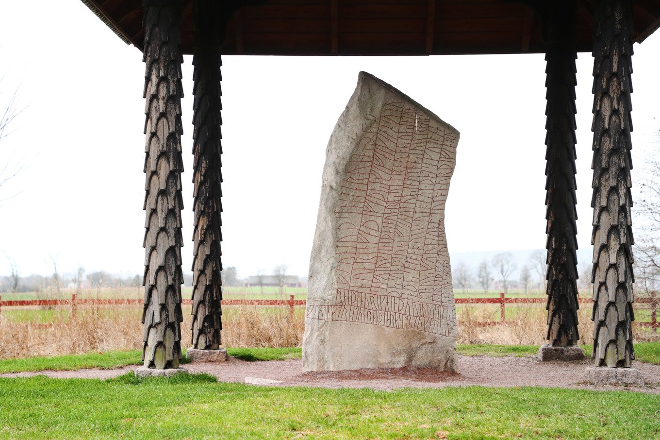 Den vikingatida Rökstenen i Rök i Östergötland betyder mycket för de asatroende. Rökstenen är en av Sveriges mest kända runstenar. Dess inskrift anses med sina 760 tecken vara världens längsta runinskrift. Arkivbild. Foto: Jeppe Gustafsson/TT