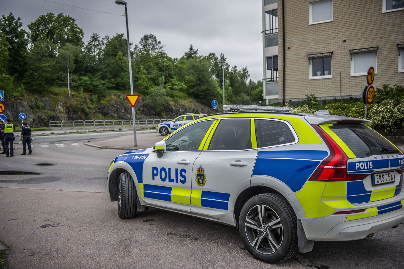 En man har dött efter att han blivit påkörd av en polisbil i Fagersta.
Olyckan skedde strax efter midnatt, natten mot söndagen, och mannen avled på platsen. Foto: Niklas Hagman/TT