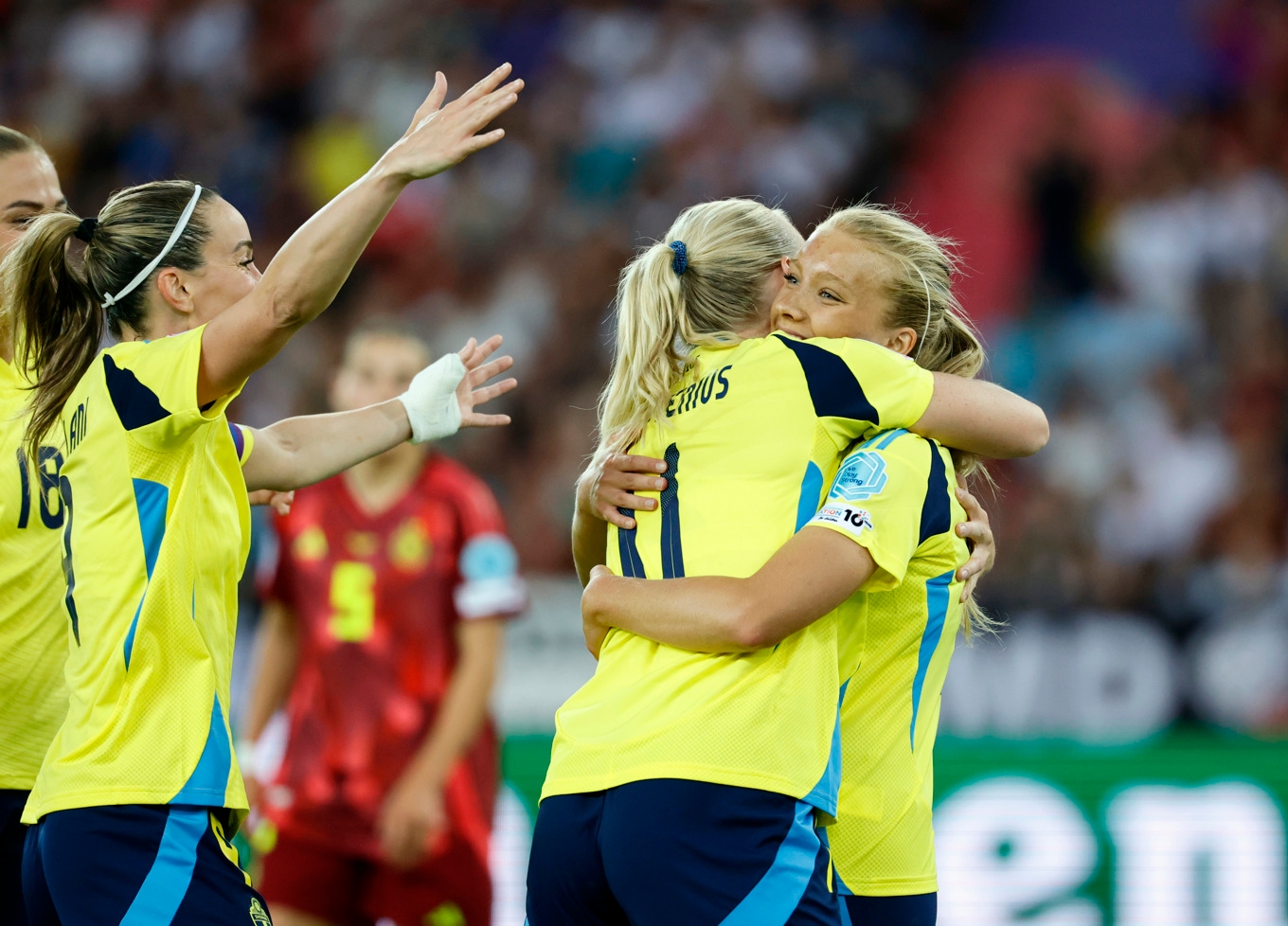 Kosovare Asllani och Stina Blackstenius kastar sig över Smilla Holmberg efter 18-åringens 2–1-mål i lördagens EM-match mot Tyskland. Foto: Adam Ihse/TT