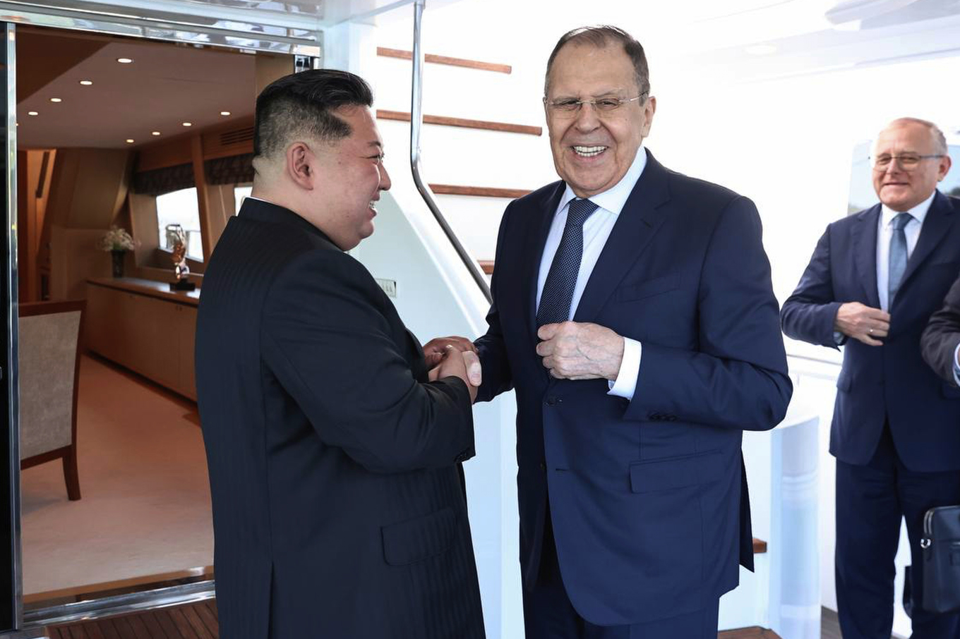 Diktatorn Kim Jong-Un träffade på lördagen Rysslands utrikesminister Sergej Lavrov i nordkoreanska Wonsan. Foto: Rysslands utrikesdepartement/AP/TT