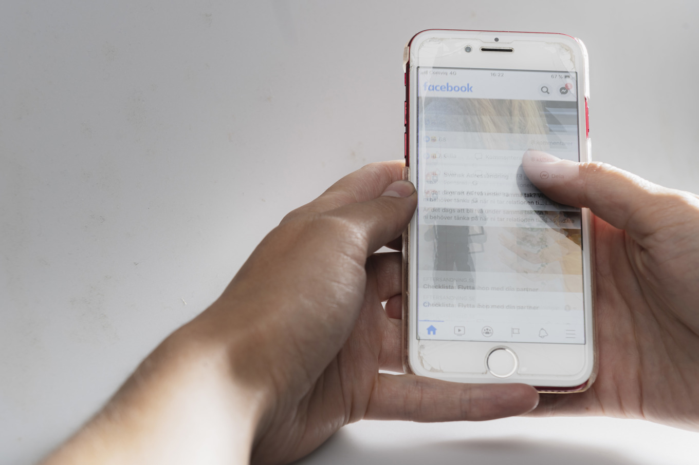 "Jag blev skärrad", säger blivande studenten Nora, om när bedragarna hotade att ta lån i hennes namn. Foto: Naina Helén Jåma/TT