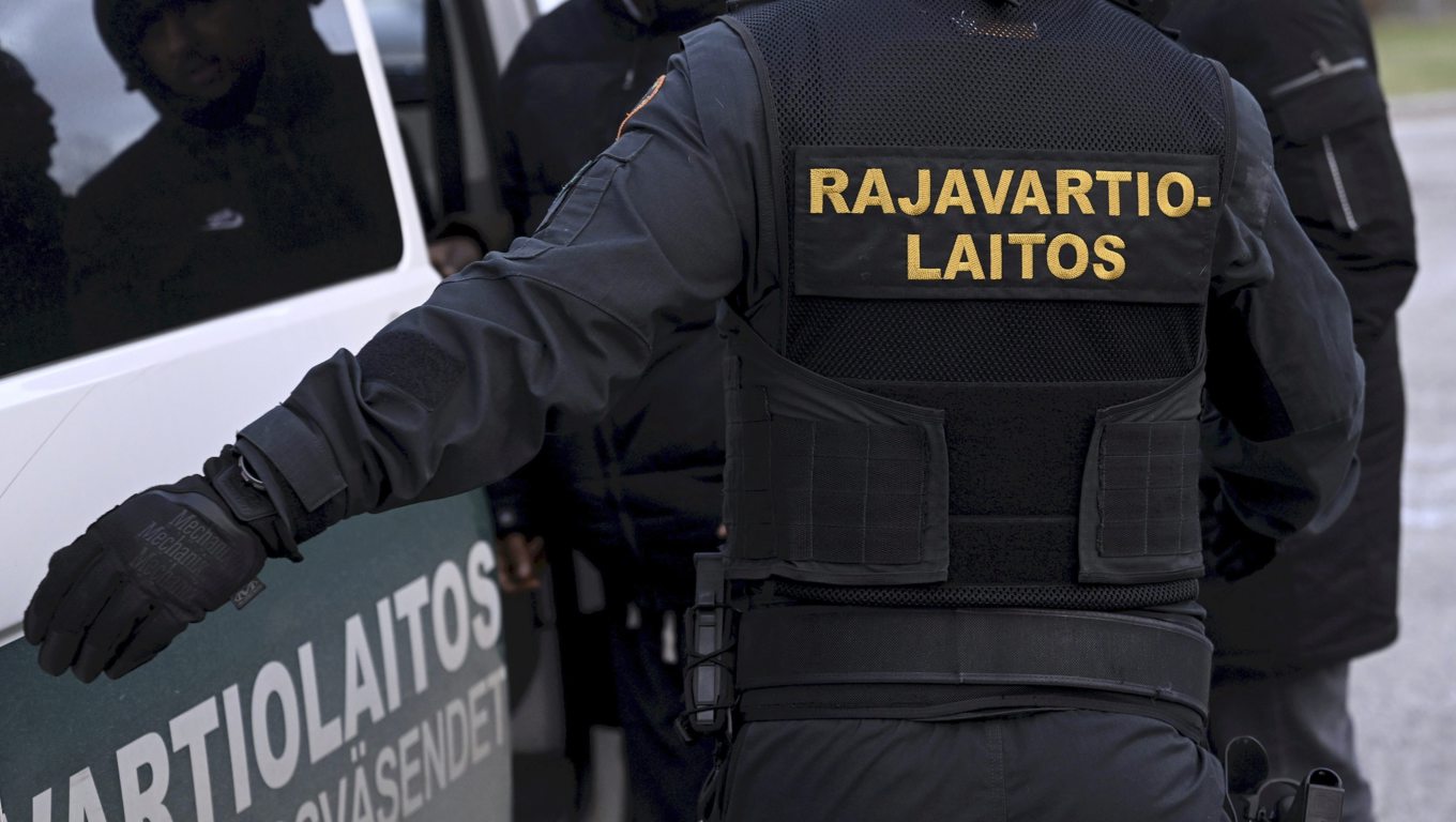 Finska gränsvakter vid en gränsövergång nära Villmanstrand i södra Finland 2023. Foto: Vesa Moilanen/Lehtikuva via AP/TT