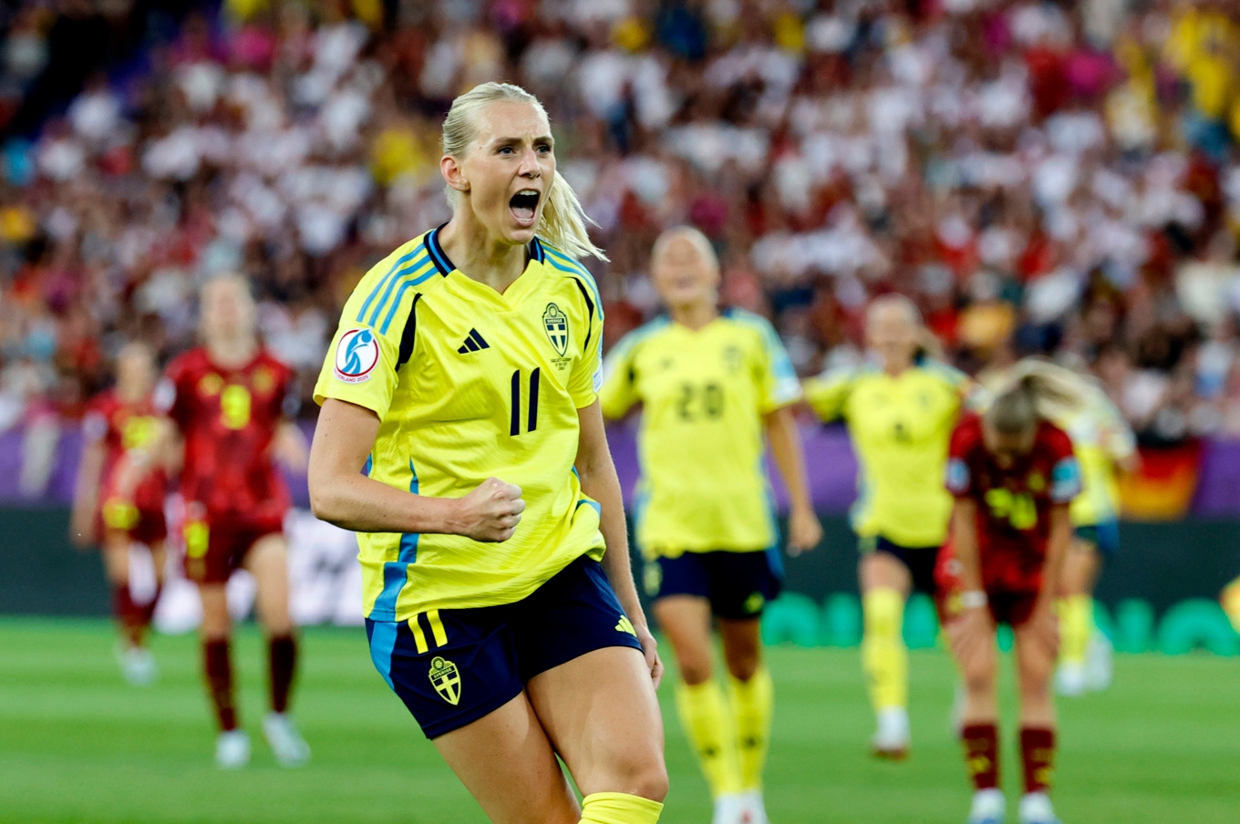Stina Blackstenius jublar efter att ha satt sitt 15:e mästerskapsmål i karriären. Målet betydde 1–1 när Sverige vände underläge till seger, 4–1, i lördagens EM-match mot Tyskland. Foto: Adam Ihse/TT