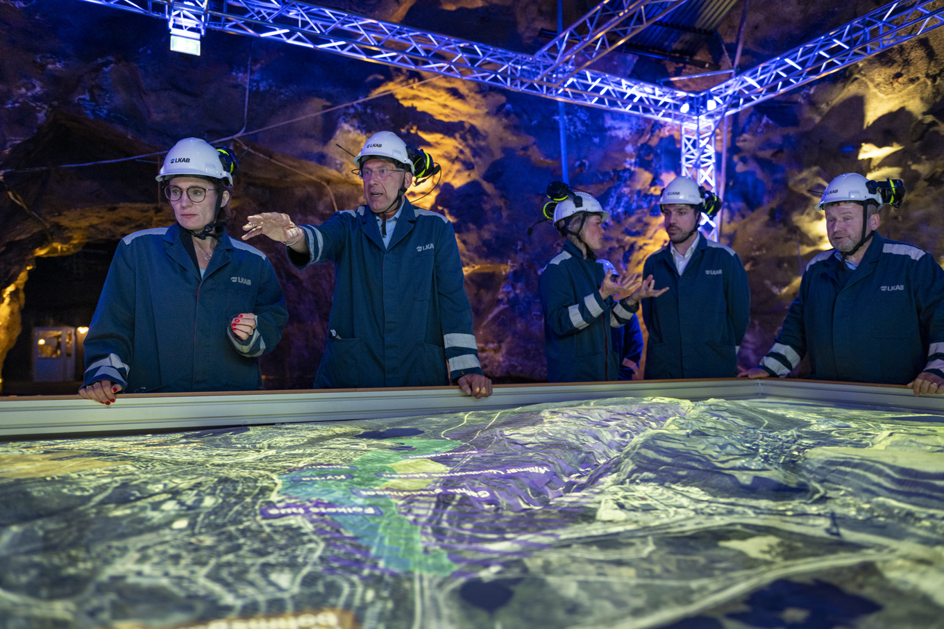 EU-kommissionär Jessika Roswall (M) och LKAB:s VD Jan Moström, båda till vänster, under ett besök i Kirunagruvan. Foto: Oscar Olsson/TT