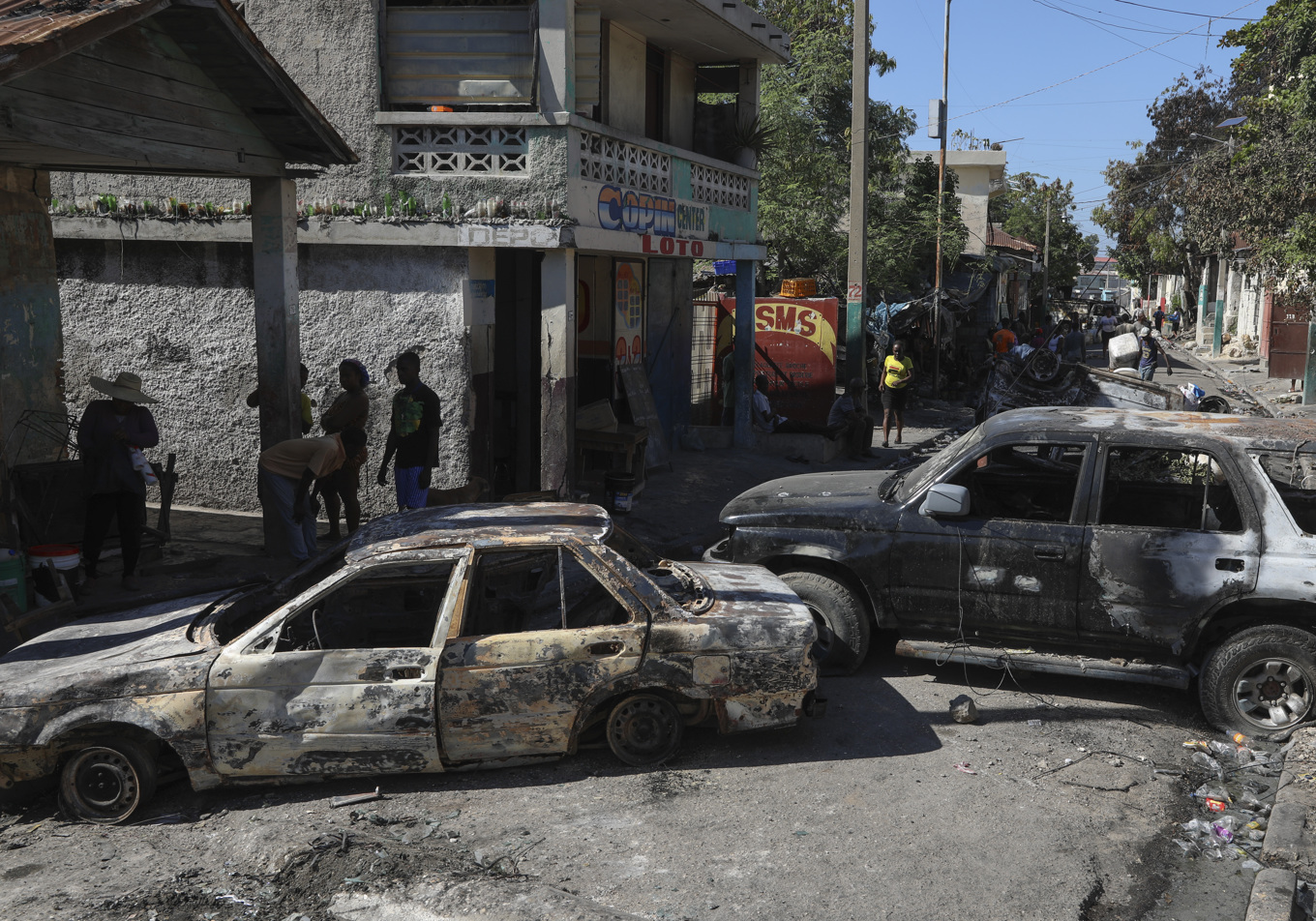 Utbrända bilar efter en gängattack i Haitis huvudstad Port-au-Prince i vintras. Arkivfoto. Foto: Odelyn Joseph/AP/TT
