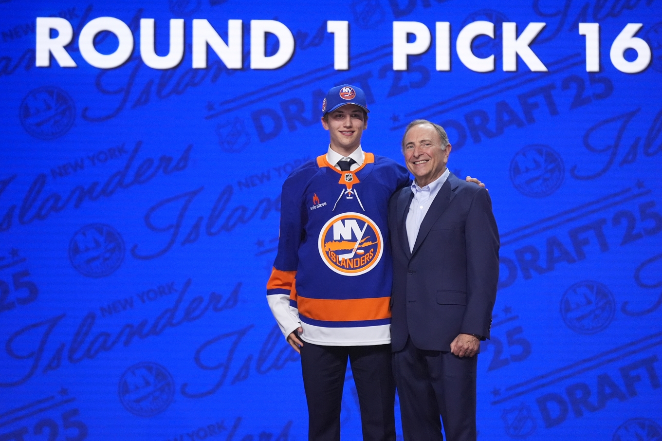 Victor Eklund med NHL-bossen Gary Bettman under sommarens draft. Foto: Damian Dovarganes/AP/TT