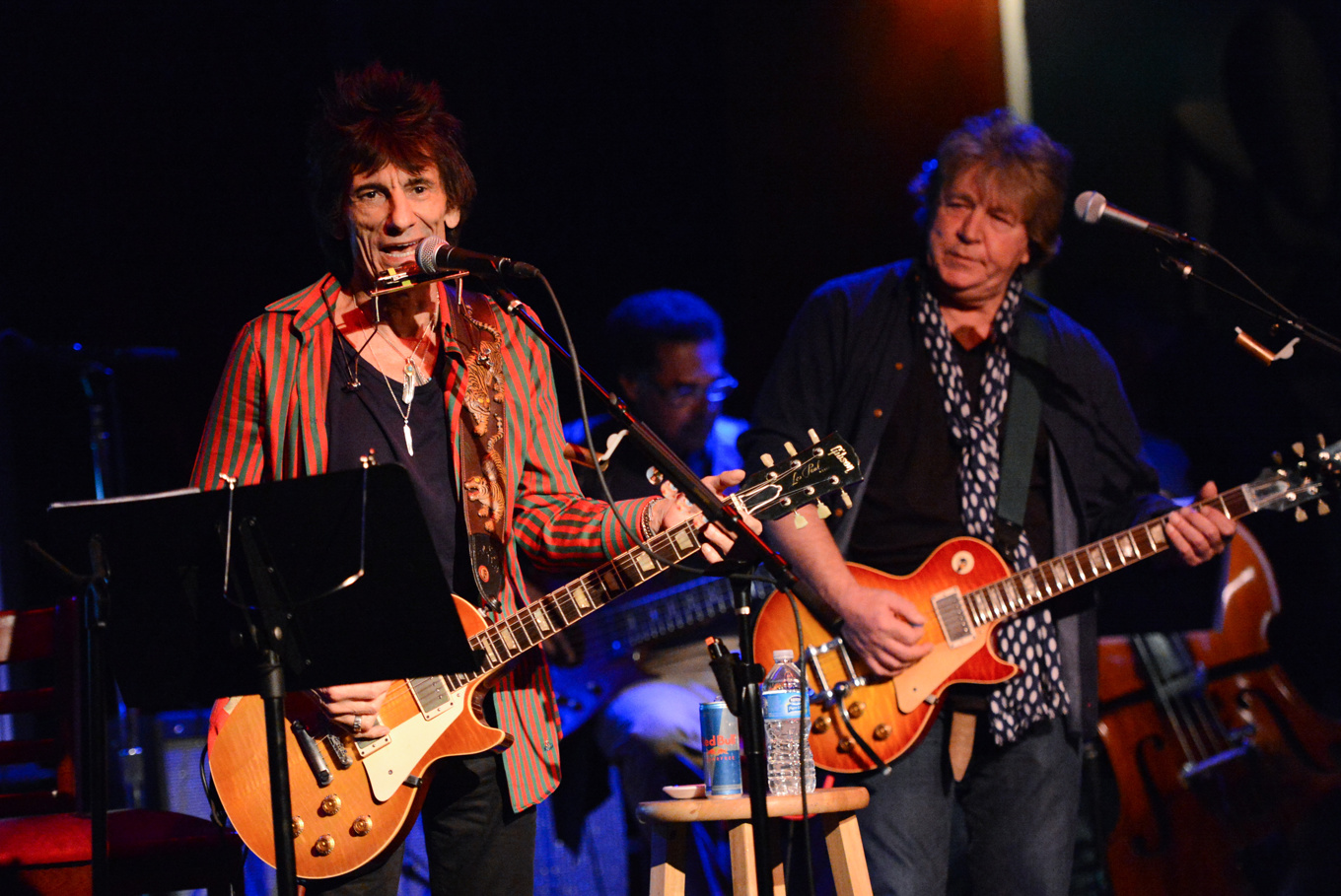 Mick Taylor till höger tillsammans med Ronnie Wood under en Rolling Stones-spelning 2013. Arkivbild. Foto: Evan Agostini/AP/TT