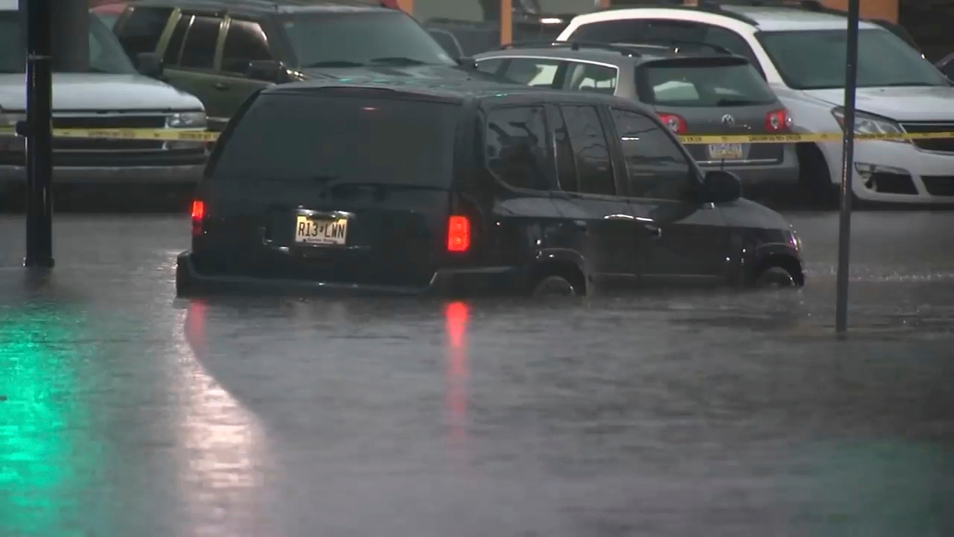 Det har öst ner på flera håll i nordöstra USA. På bilden, som är en stillbild från ett videoklipp, syns en bil i vattenmassorna i Rahway, New Jersey på måndagen. Foto: WABC-TV via AP/TT