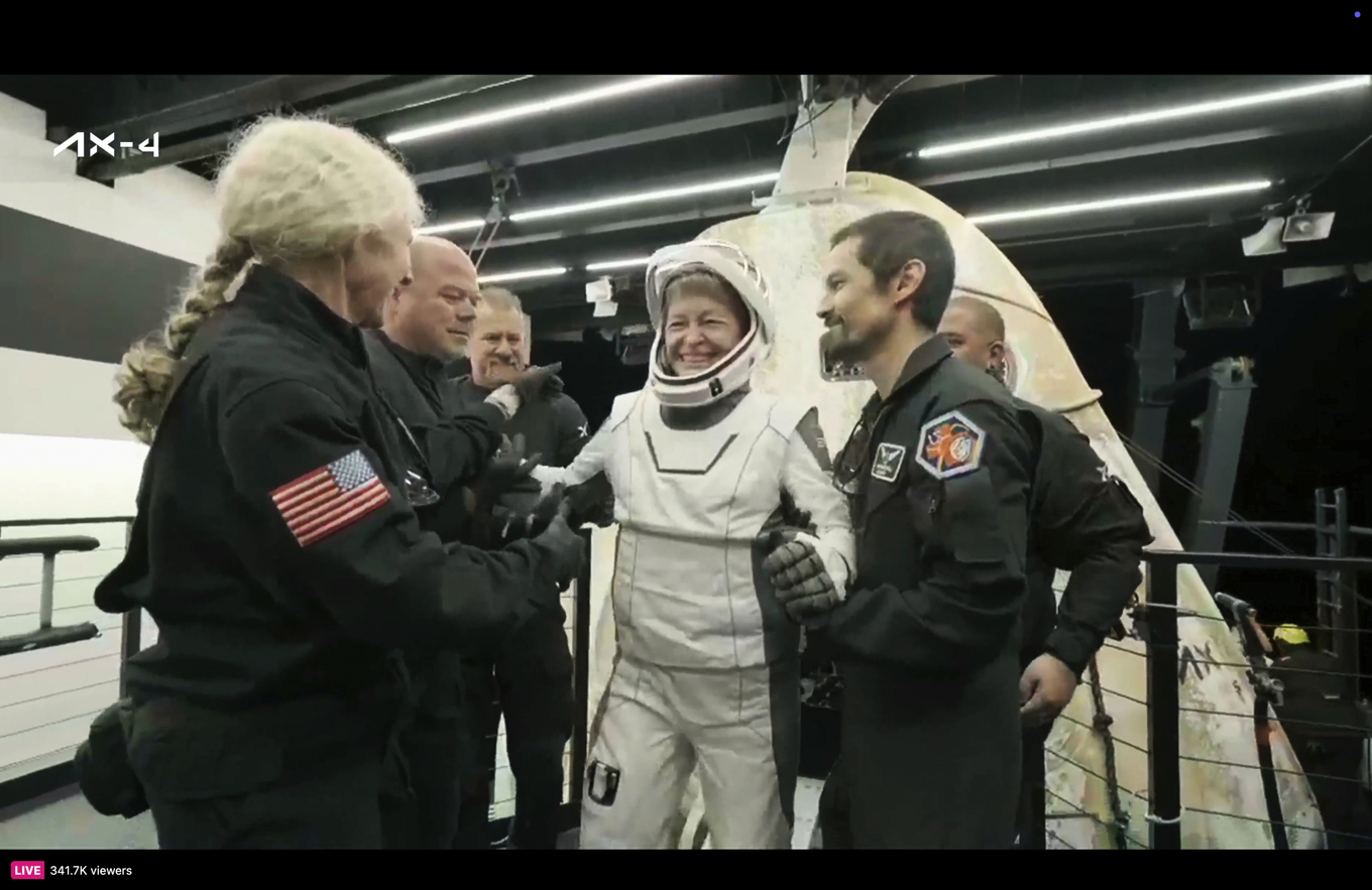 Astronauten Peggy Whitson har tillsammans med övrig besättning landat på jorden efter 20 dagar i rymden. Foto: SpaceX via AP/TT