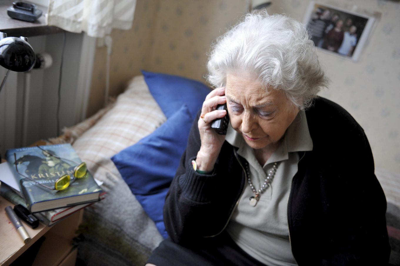 Anmälda bedrägerier mot äldre har minskat, enligt polisen. Arkivbild. Foto: Bertil Ericson/TT