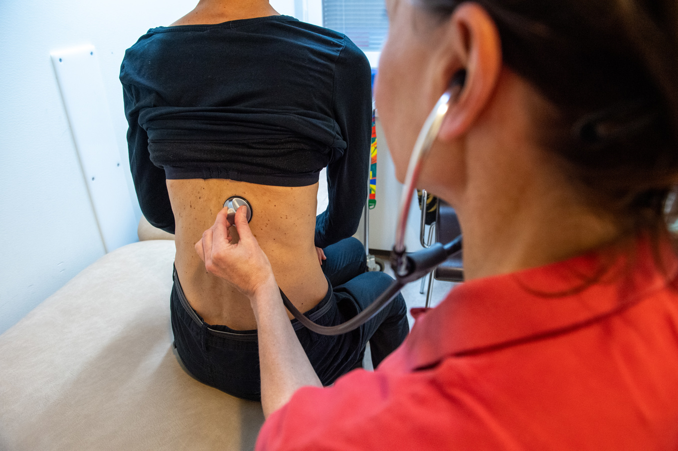 I en undersökning konstaterar Läkarförbundet att de ökande administrativa arbetsuppgifterna som läkare åläggs försämrar arbetsmiljön och hotar patientsäkerheten. Arkivbild. Foto: Samuel Steén/TT