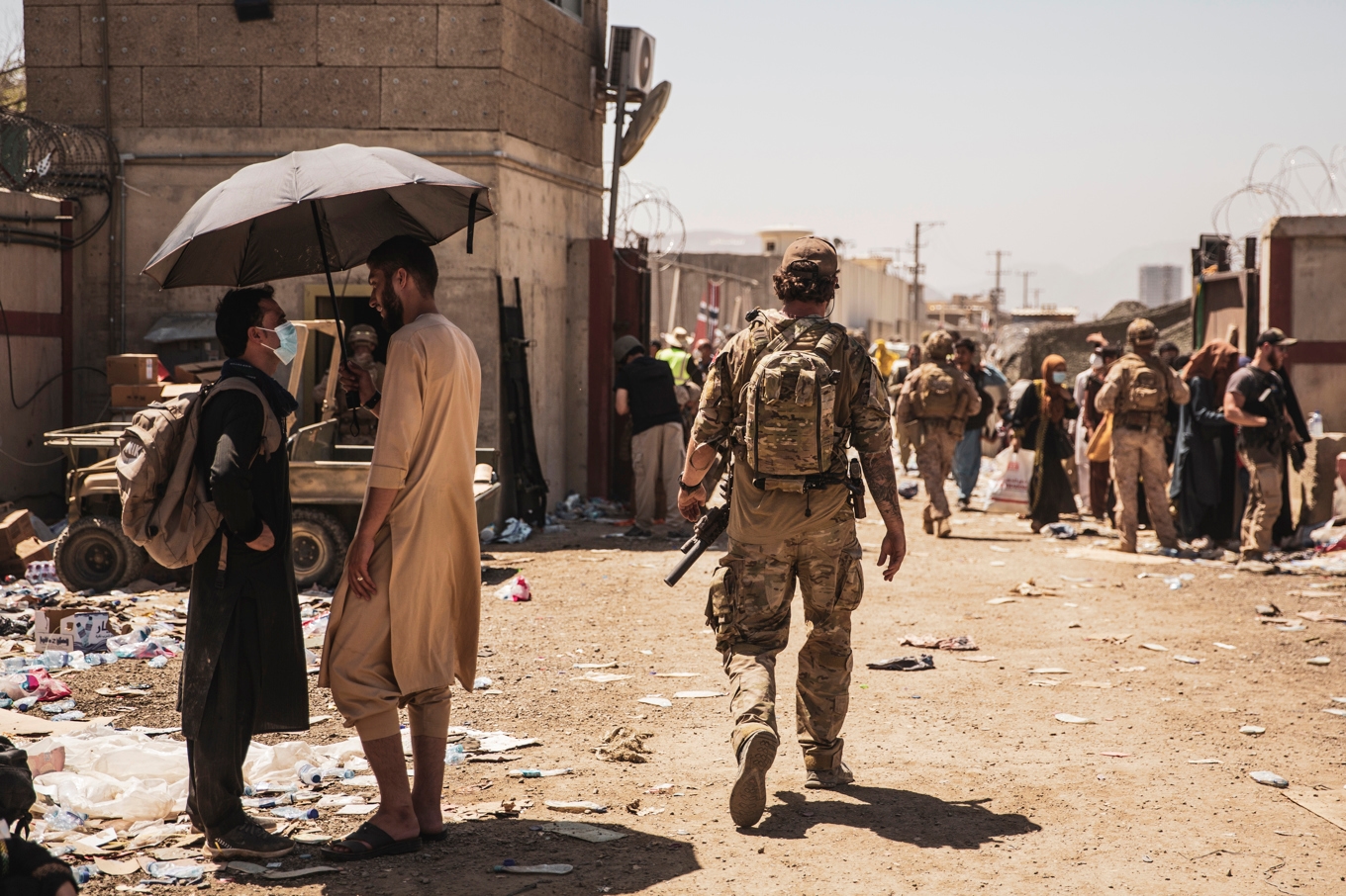 En kanadensisk soldat patrullerar vid en kontrollpunkt för evakuering i anslutning till Kabuls internationella flygplats den 24 augusti 2021. Arkivbild. Foto: Victor Mancilla/AP/TT