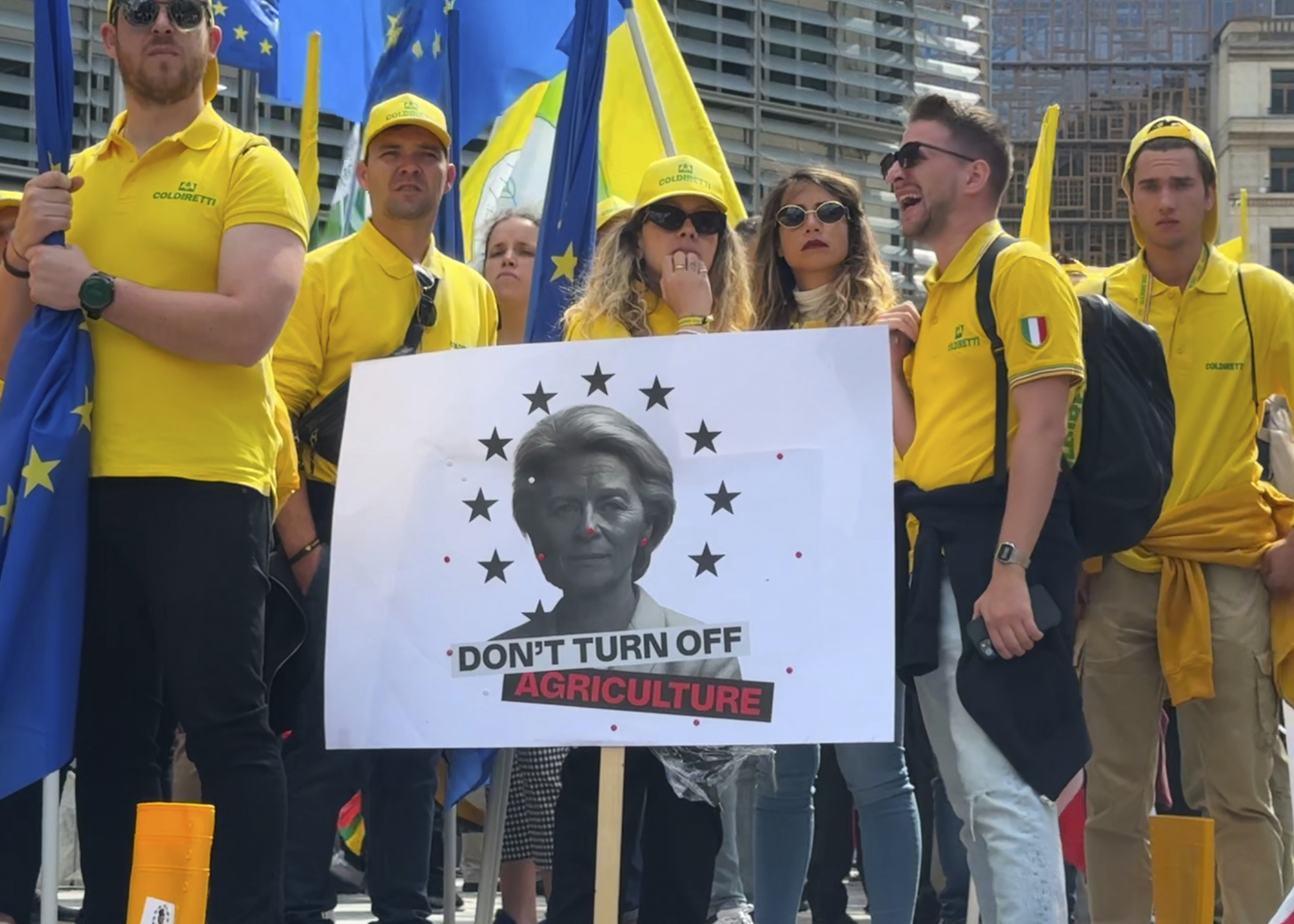 "Stäng inte av jordbruket", demonstrerade bondeorganisationer mot EU-kommissionens budget när den presenterades i Bryssel i onsdags. Foto: Sylvain Plazy/AP/TT