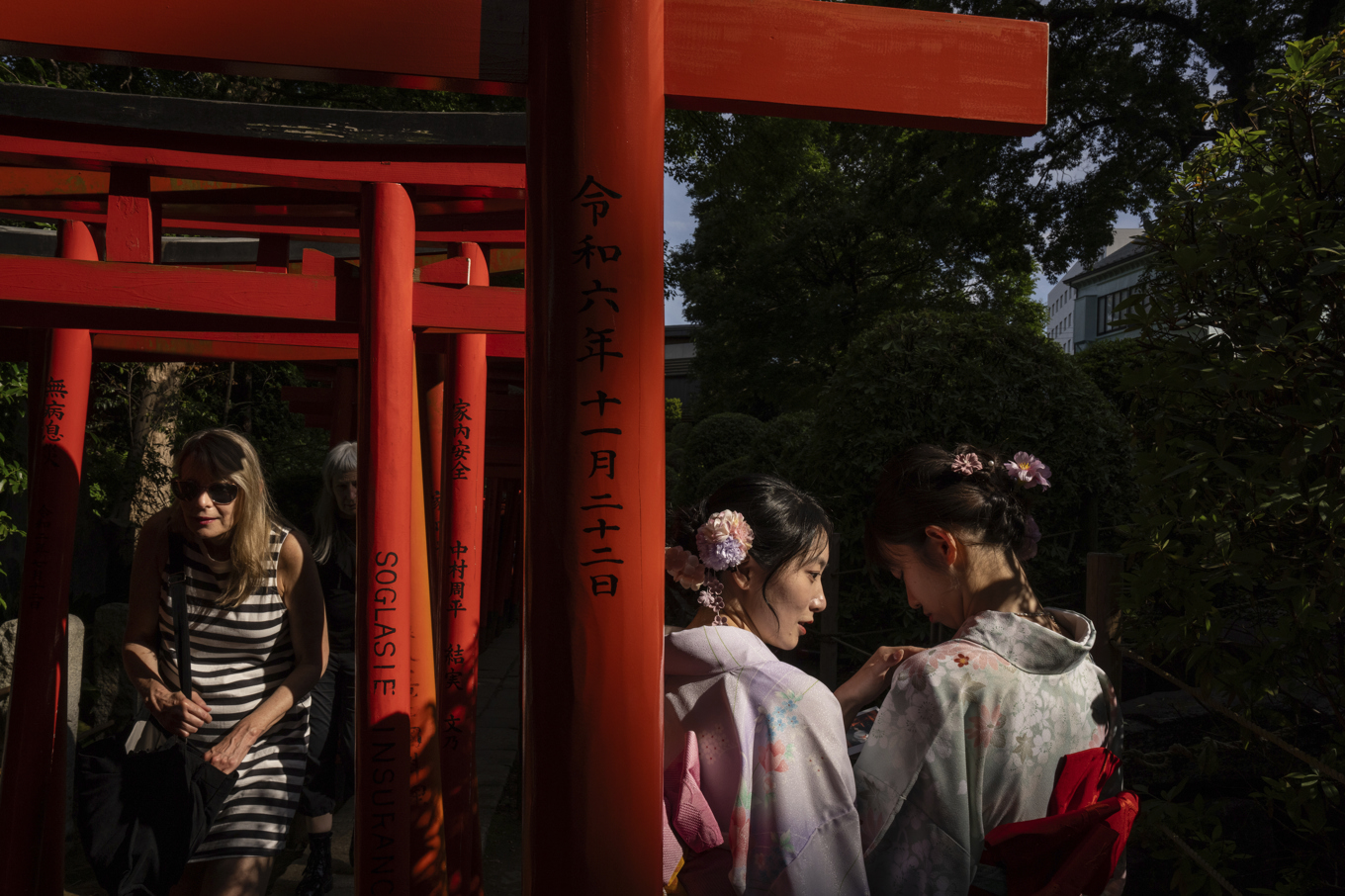 Turister vid Nezu-jinja, en shintohelgedom i Japans huvudstad Tokyo, i maj i år. Foto: Louise Delmotte/AP/TT