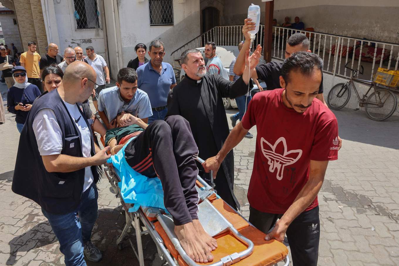 En skadad man på en bår efter den israeliska attacken mot katolska Heliga Familjens kyrka i Gaza stad. Foto: Omar al-Qattaa/AFP/TT