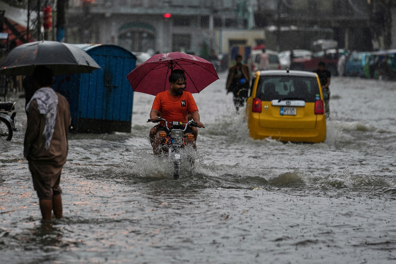I Rawalpindi har myndigheterna utlyst helgdag för att folk ska hålla sig hemma. Regnet väntas fortsätta under fredagen. Foto: Anjum Naveed/AP/TT