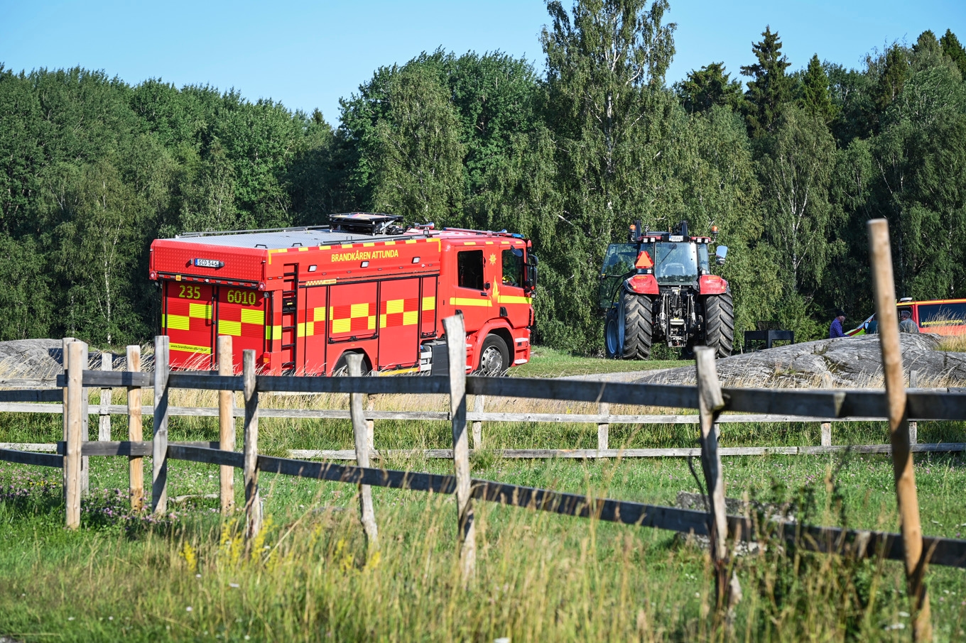 En skogsbrand rasar på Järvafältet norr om Stockholm. Ett VMA har utfärdats då det finns risk för explosioner. Foto: Anna Hållams/TT