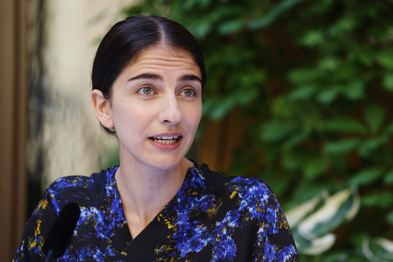 Klimatminister Romina Pourmokhtari (L) vid regeringens sommarfika på Rosenbads innergård på torsdagen. Foto: Pär Bäckström/TT