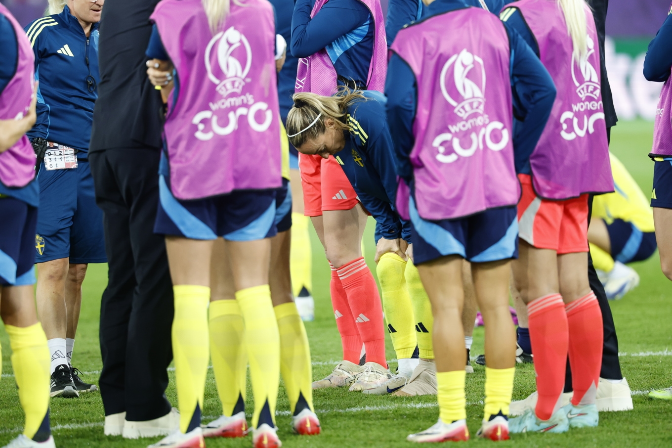 Sveriges lagkapten Kosovare Asllani deppar efter förlusten i torsdagens kvartsfinal mot England i fotbolls-EM. Foto: Adam Ihse/TT