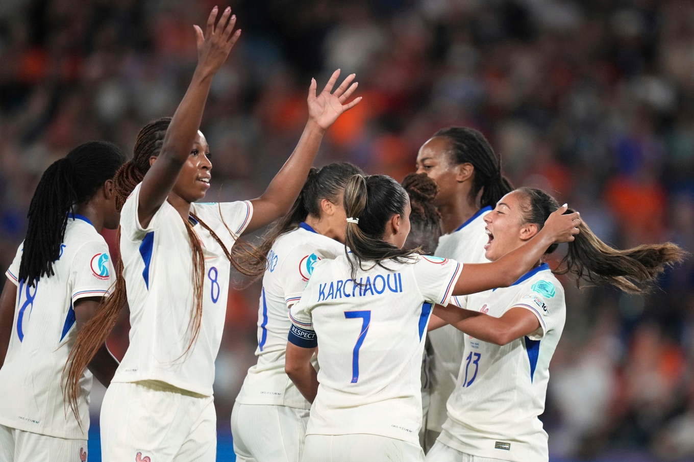 Franska spelare jublar efter ett mål mot Nederländerna i EM. Foto: Alessandra Tarantino/AP/TT