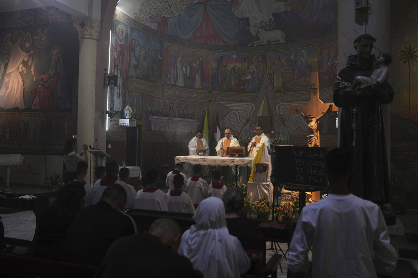 Den Heliga Familjens kyrka i Gaza City. Bilden är från en mässa i april. Foto: Jehad Alshrafi/AP/TT