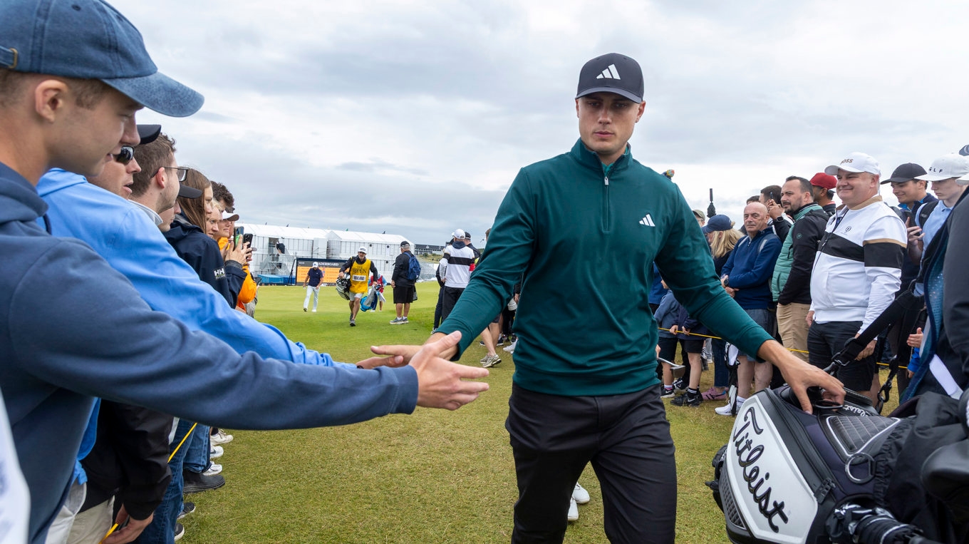 Ludvig Åberg på väg till andra hålet på andra rundan av British Open. Foto: Christer Höglund/TT