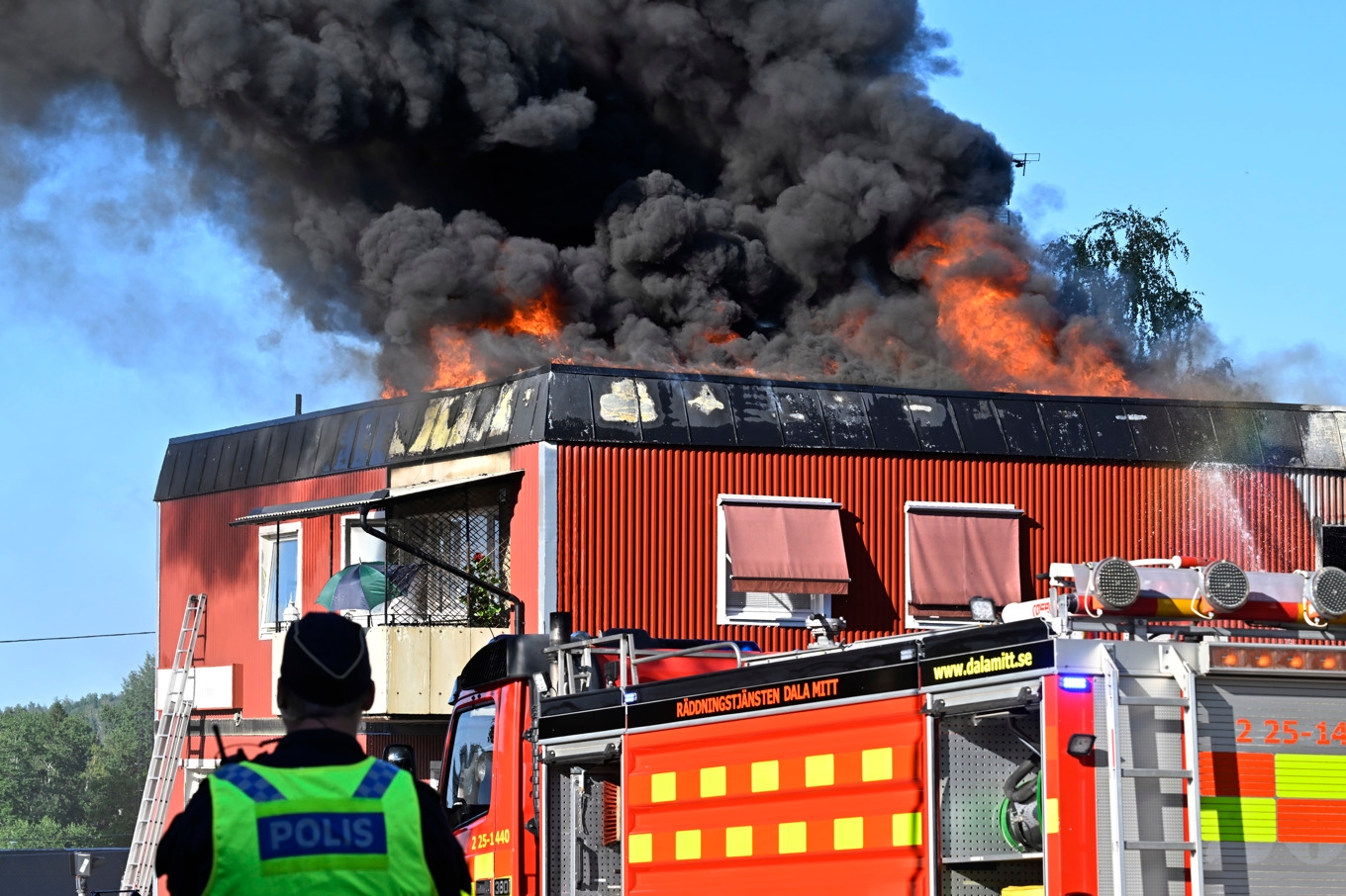 Polis och räddningstjänst arbetar med släckning på plats i Säter där ett flerfamiljshus brinner. Foto: Ulf Palm/TT