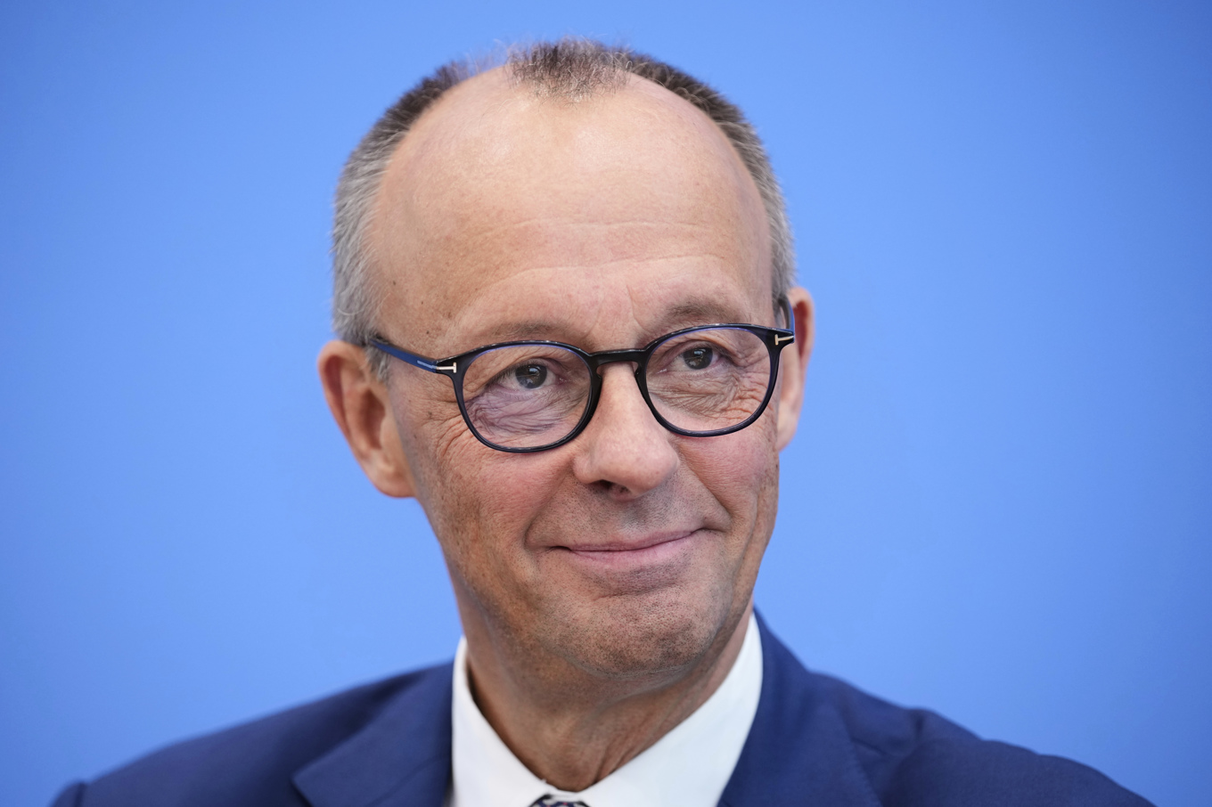 Tysklands förbundskansler Friedrich Merz vid en presskonferens i Berlin. Foto: Ebrahim Noroozi/AP/TT