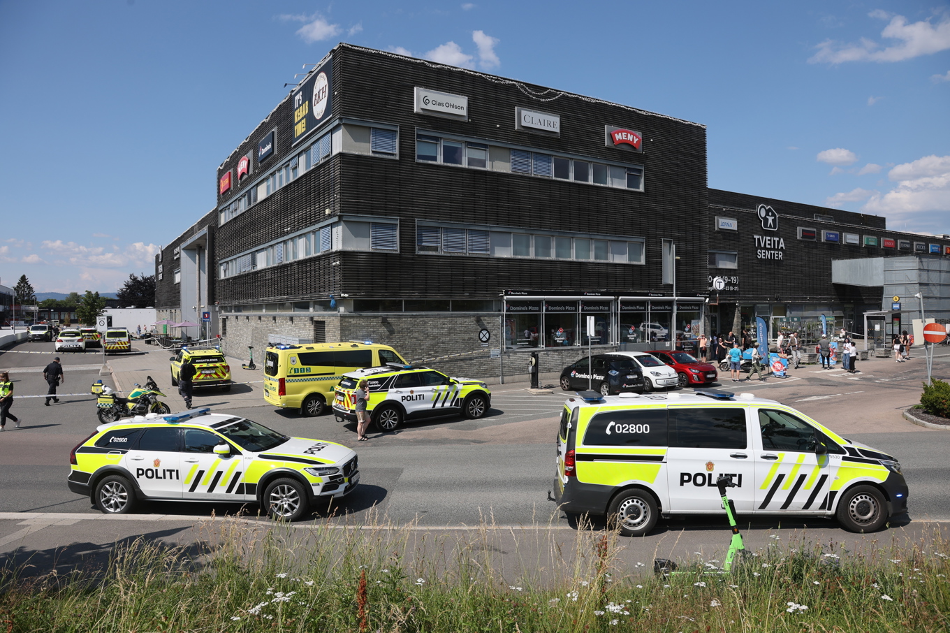 Polisen har ryckt ut till köpcentret Tveita Senter i Oslo efter ett larm om skottlossning. Foto: Jan Langhaug/NTB/TT