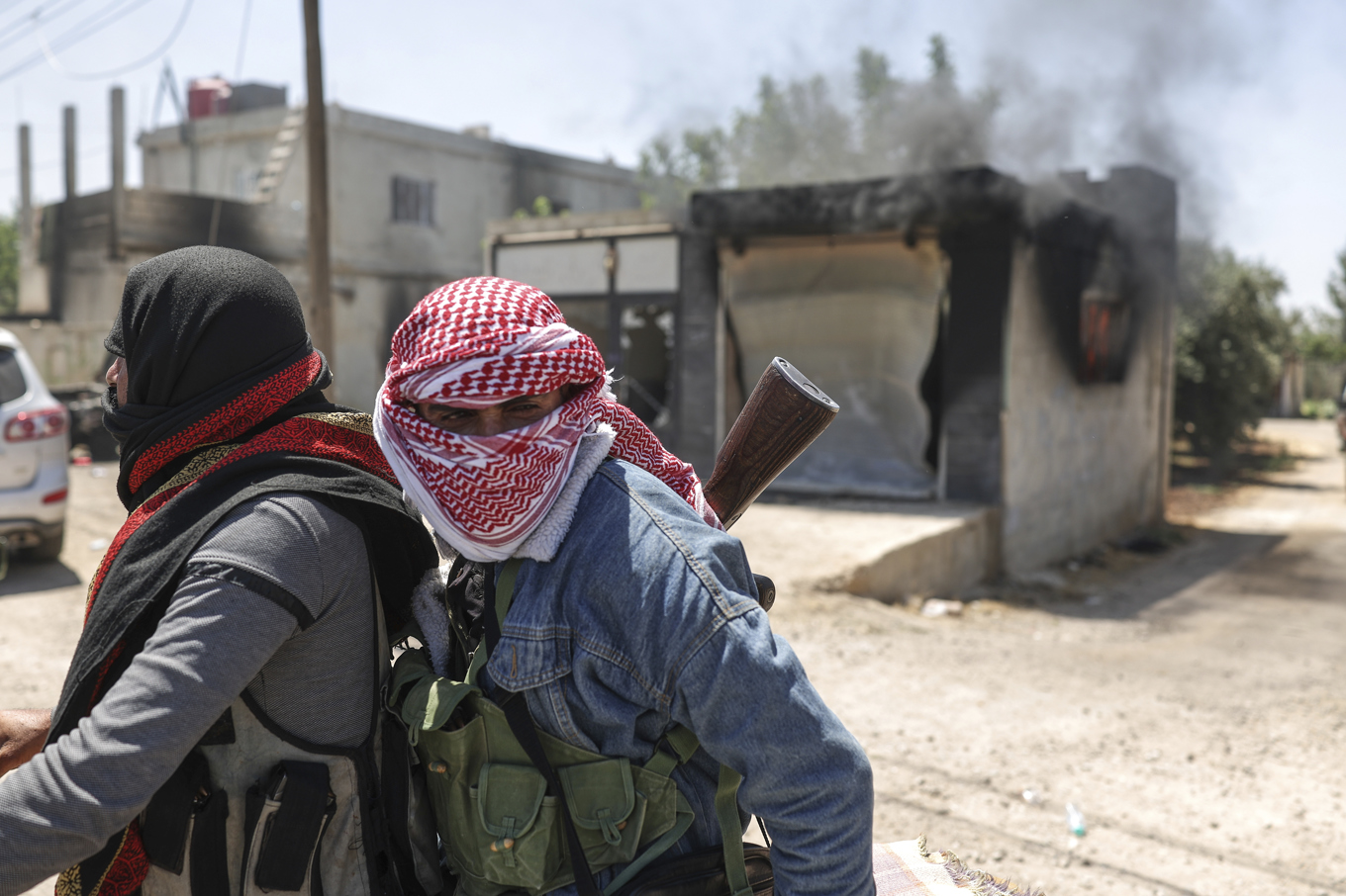 Beduinkrigare i byn Mazraa i utkanten av staden Sweida i södra Syrien på fredagen. Foto: Ghaith Alsayed/AP/TT