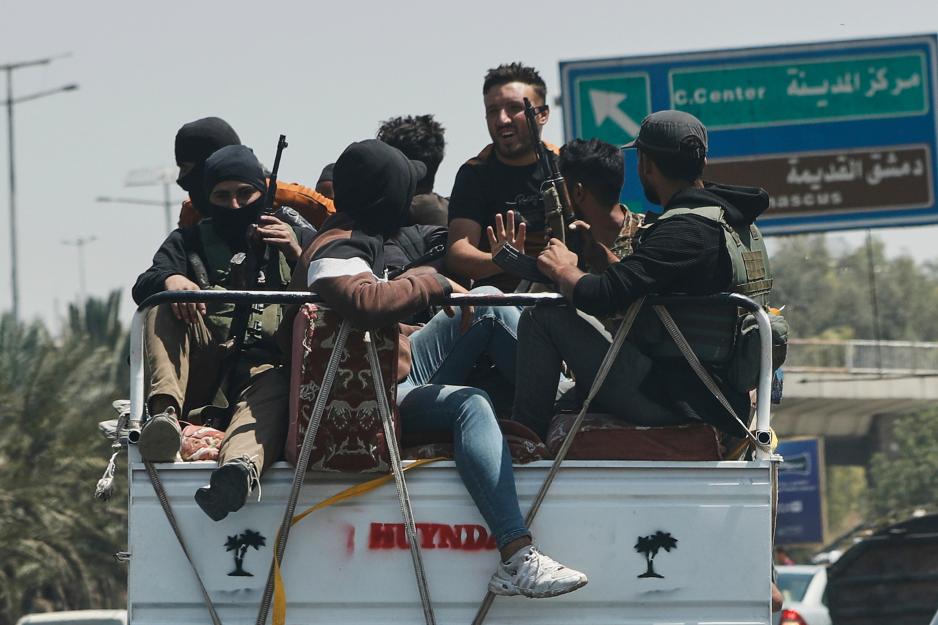 Beväpnade beduiner på väg tillbaka till Damaskus från den våldsdrabbade provinsen Sweida. Foto: Omar Sanadiki/AP/TT
