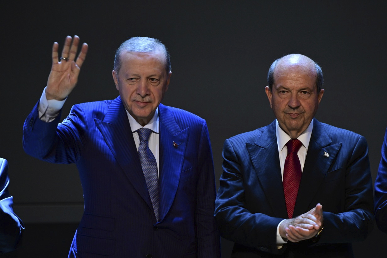 Turkiets president Recep Tayyip Erdogan tillsammans med den turkcypriotiska ledaren Ersin Tatar inför firandet som markerar 51-årsdagen av den turkiska invasionen 1974. Foto: Nedim Enginsoy/AP/TT