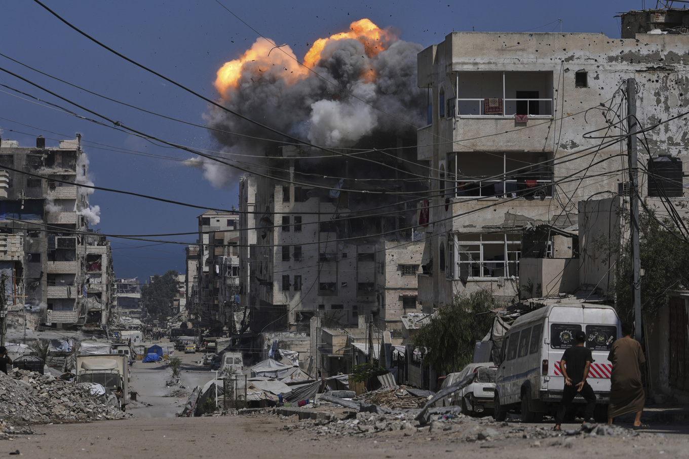 Även Gaza stad har drabbats av flyganfall under måndagen. Foto: Jehad Alshrafi/AP/TT