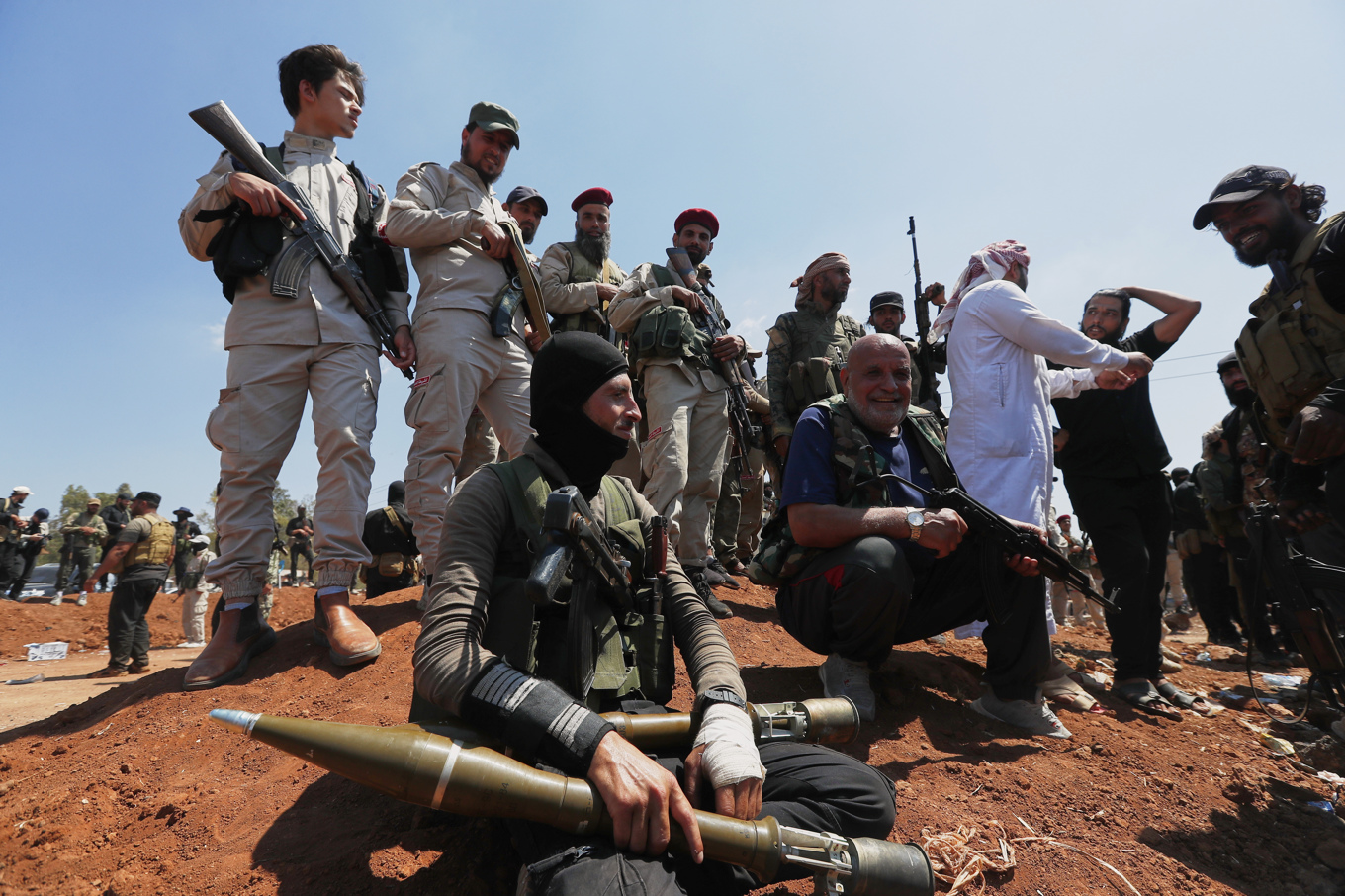 Beväpnade beduiner har slagit läger utanför staden Sweida. Foto: Omar Sanadiki/AP/TT