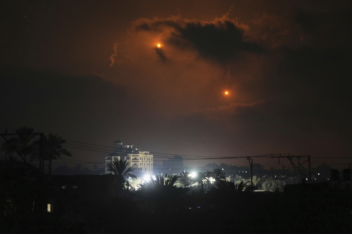 Israeliska styrkor genomför en markoperation mot staden Dayr al-Balah i centrala Gaza. Bild från i måndags. Foto: Abdel Kareem Hana/AP/TT