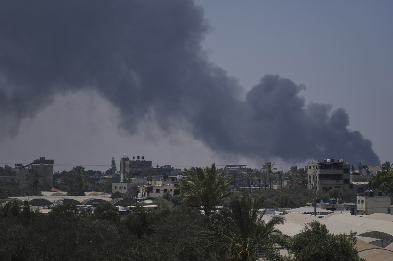 Rök från bombade byggnader i Deyr al-Balah i centrala Gaza. Foto: Abdel Kareem Hana/AP/TT