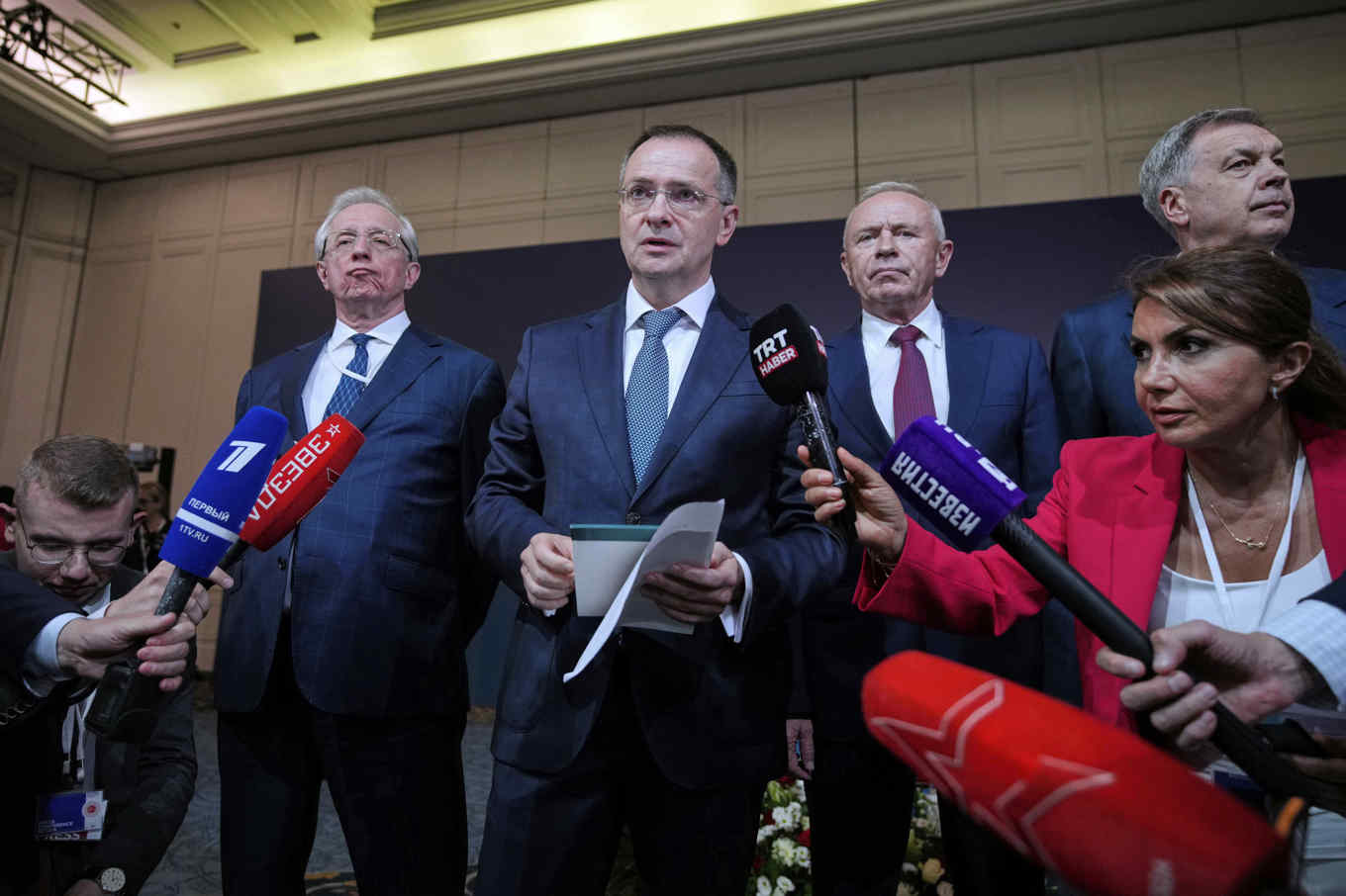 Rysslands Vladimir Medinskyj anländer till presskonferensen efter att mötet i Istanbul avslutats. Foto: Emrah Gurel/AP/TT