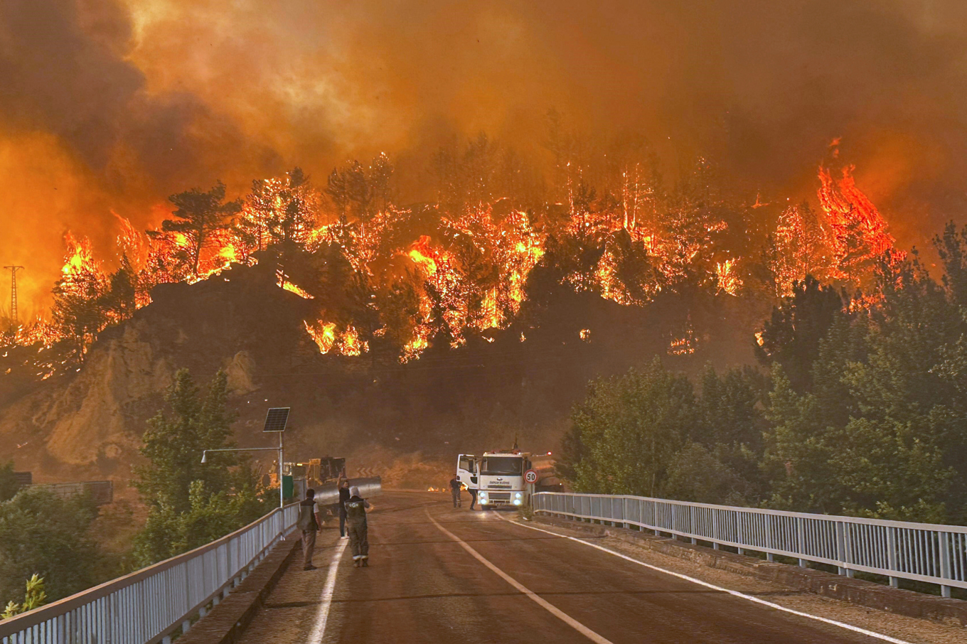 Det brinner på flera håll i Turkiet. På bilden en skogsbrand i Karabükdistriktet i nordväst. Foto: Ridvan Bostanci/IHA via AP/TT