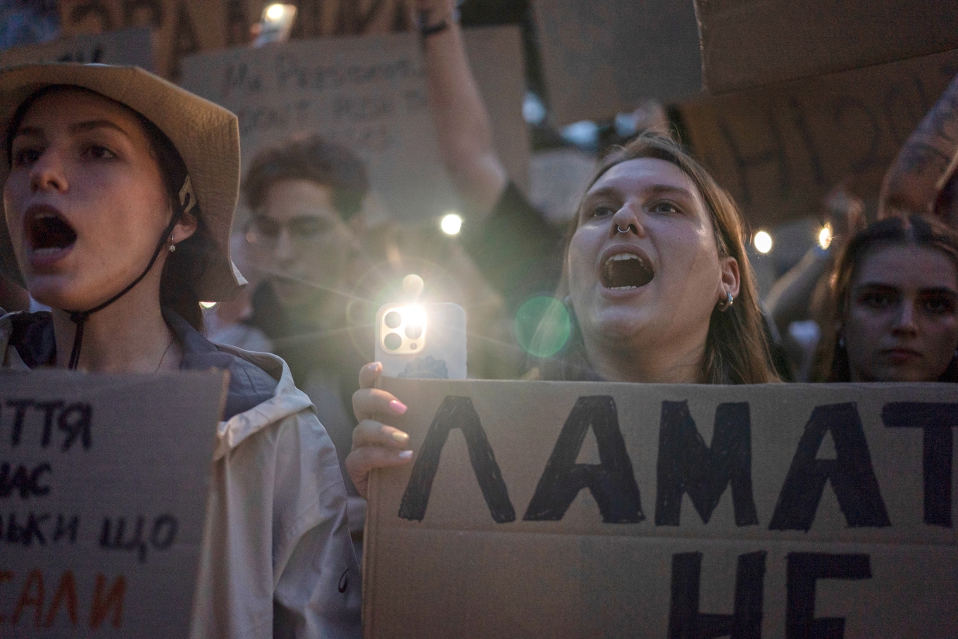 Protester i Kiev under tisdagen efter att Zelenskyj undertecknat en kritiserad lagändring. Foto: Alex Babenko/AP/TT