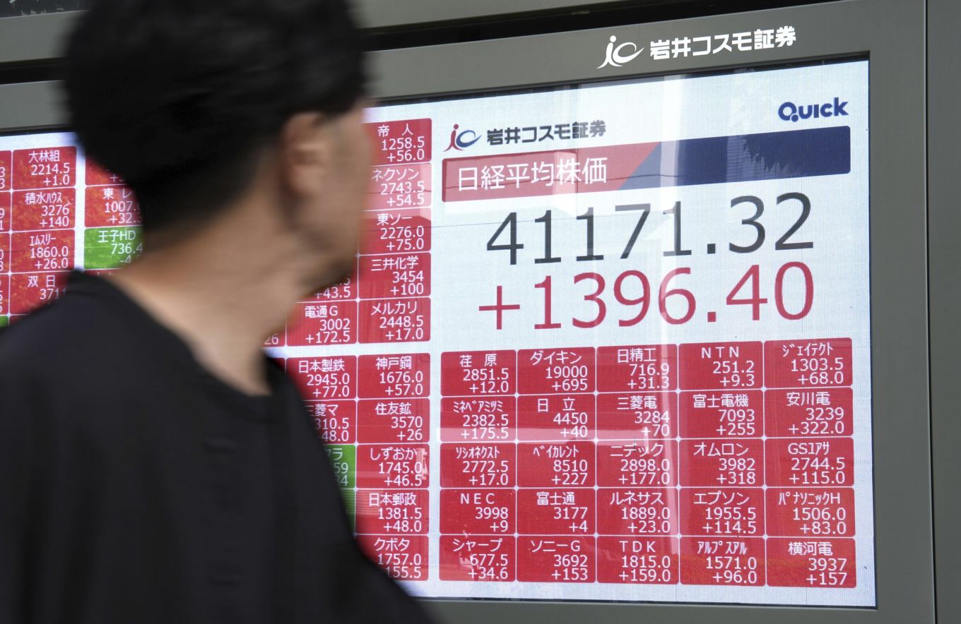 Det går uppåt på Tokyobörsen. Bild från i onsdags. Foto: Kyodo News via AP/TT