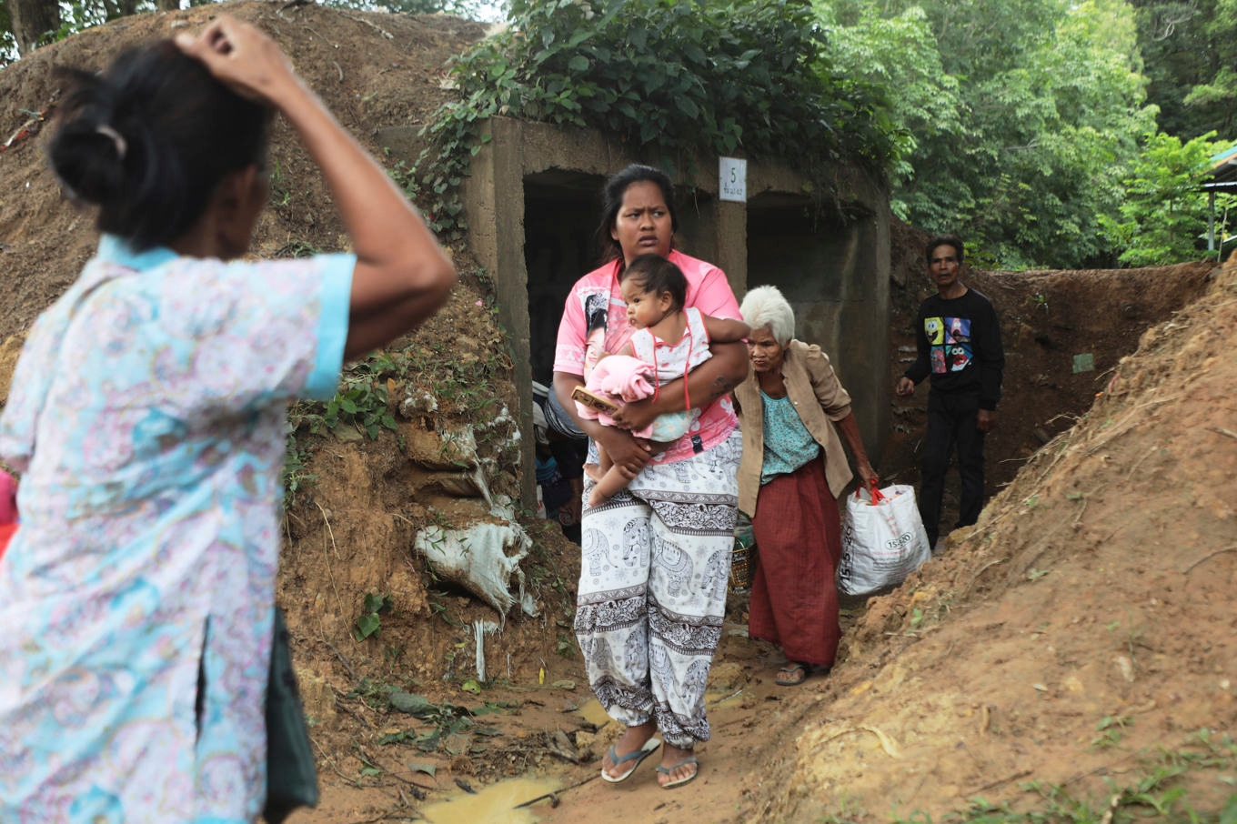Thailändare söker skydd under de pågående sammandrabbningarna mellan kambodjansk och thailändsk militär. Foto: Sunny Chittawil/AP/TT