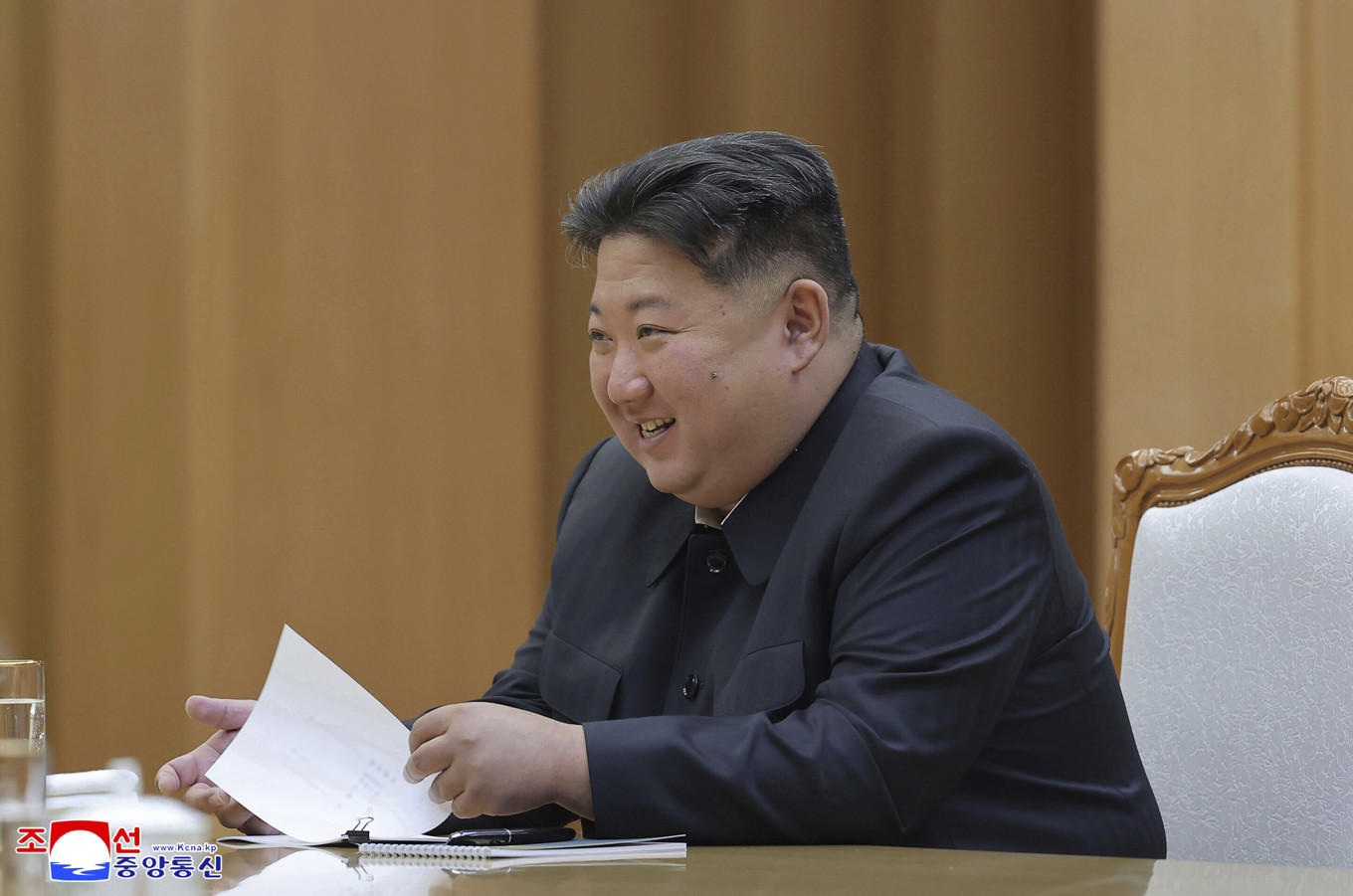 Nordkoreas ledare Kim Jong Un vid ett möte med representanter för Ryssland i juni. Foto: Korean Central News Agency/Korea News/AP/TT