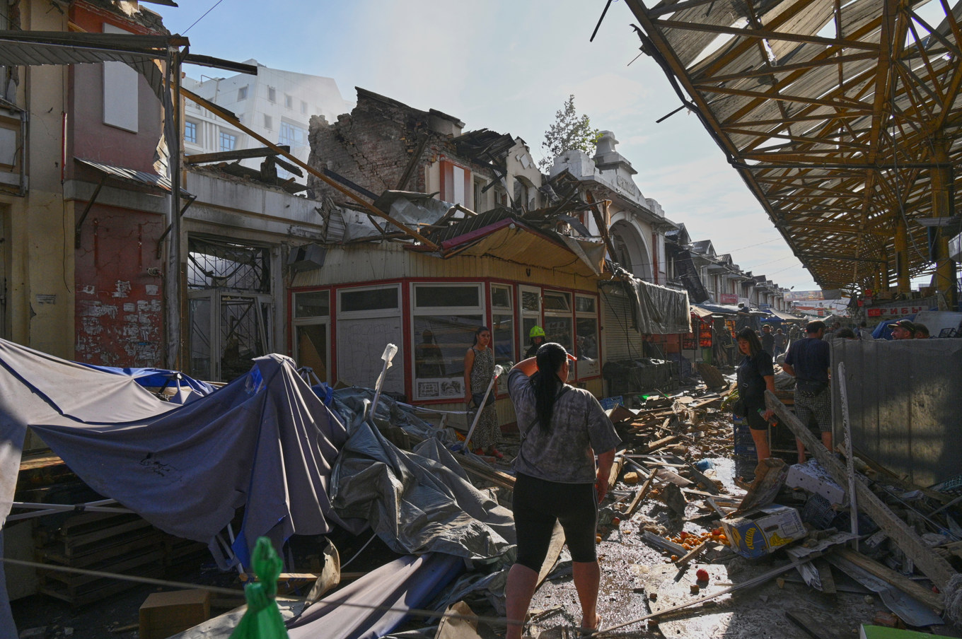 En kvinna betraktar förstörelsen efter en rysk drönarattack mot matmarknaden i Odessa. Foto: Michael Shtekel/AP/TT