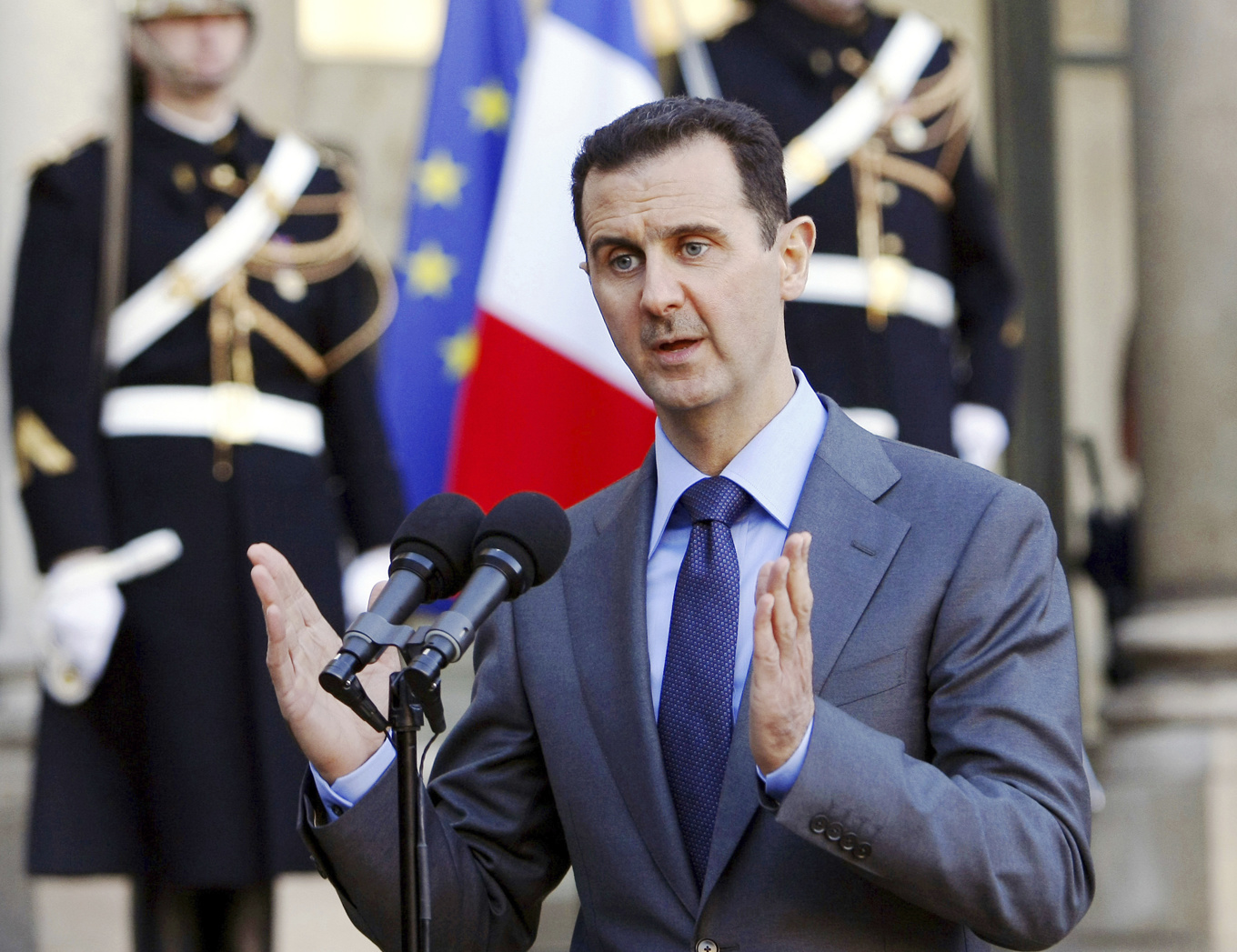 Frankrike upphäver arresteringsordern mot Syriens tidigare president Bashar al-Assad. Bild från ett besök i Paris 2013. Foto: Remy de la Mauviniere/AP/TT