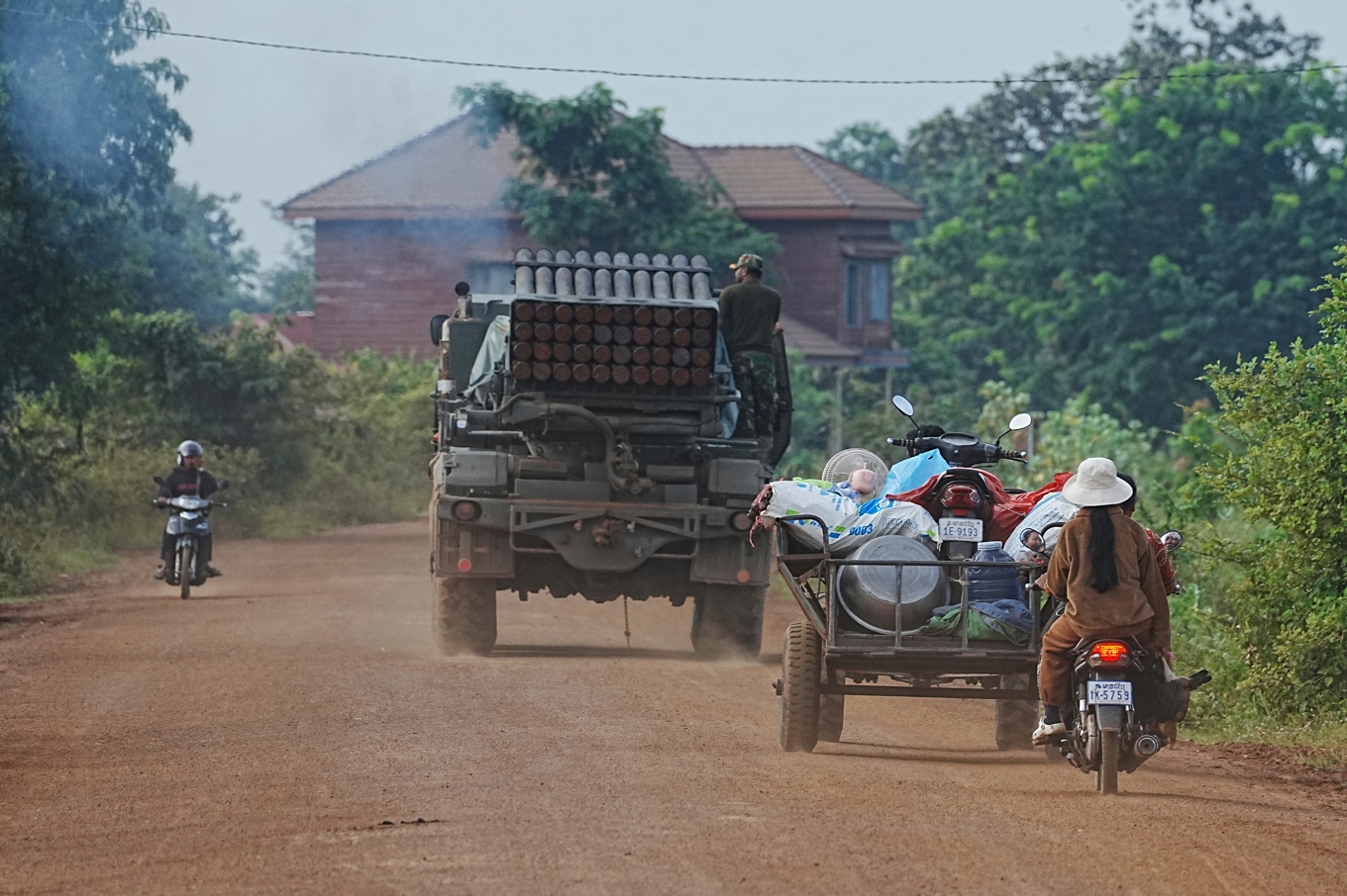 Civila kör bakom ett militärfordon i provinsen Oddar Meanchey i Kambodja på fredagen. Foto: Heng Sinith/AP/TT