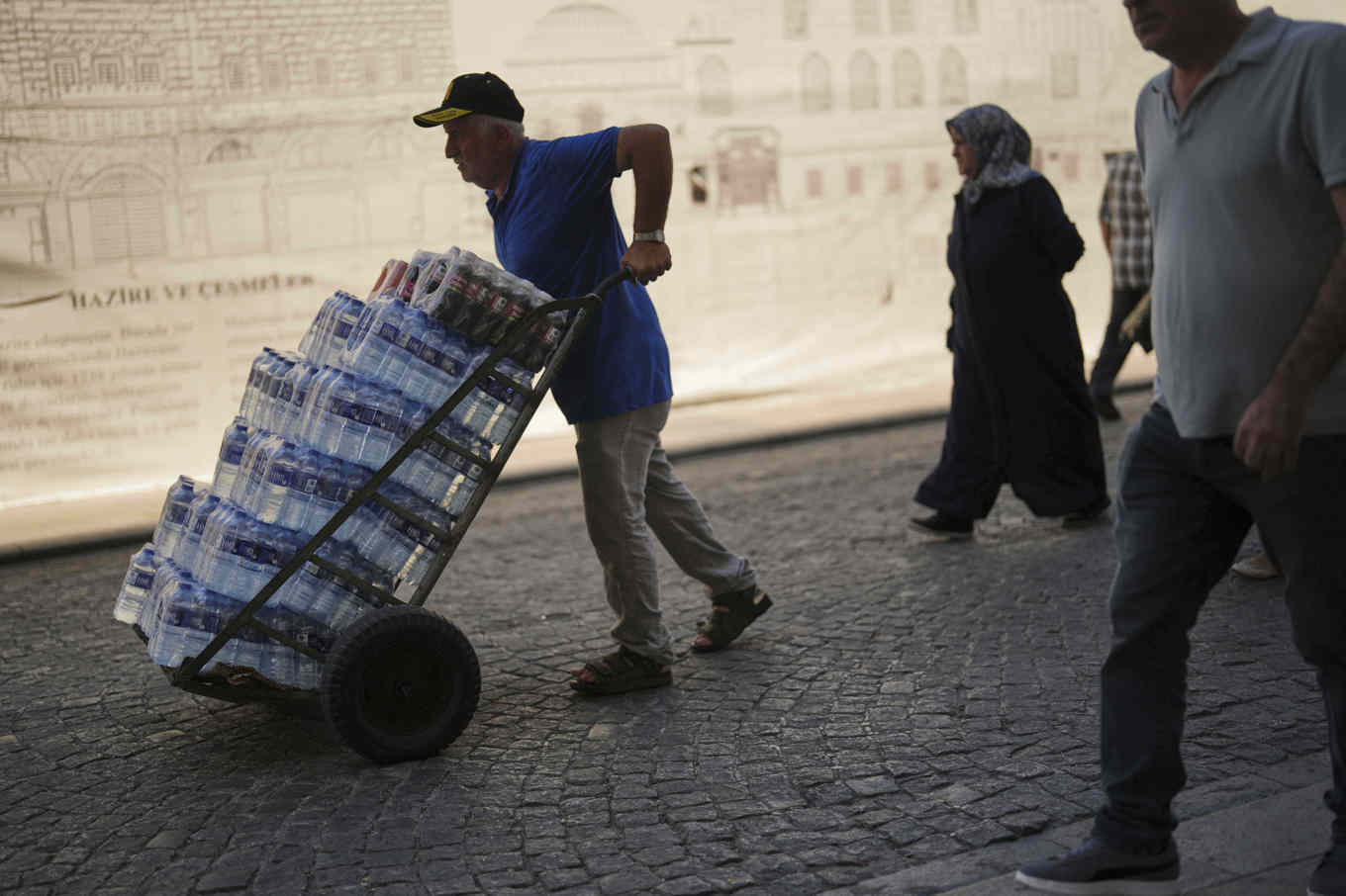 En vattenleverans till en lokal restaurang på fredagen i Istanbul. Foto: Francisco Seco/AP/TT