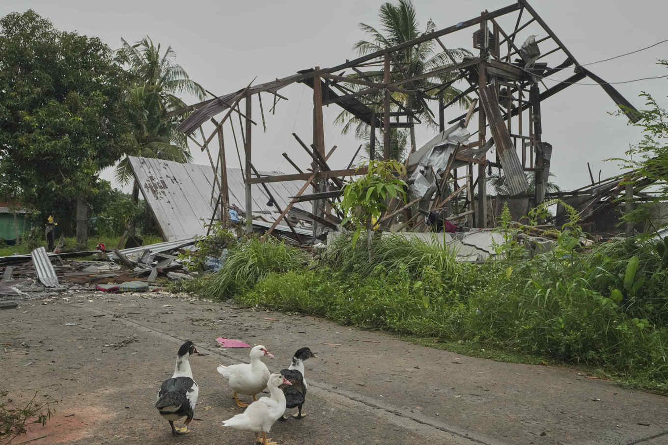En förstörd byggnad i Surin i nordöstra Thailand efter artilleribeskjutning från Kambodja på söndagen. Foto: Sakchai Lalit/AP/TT