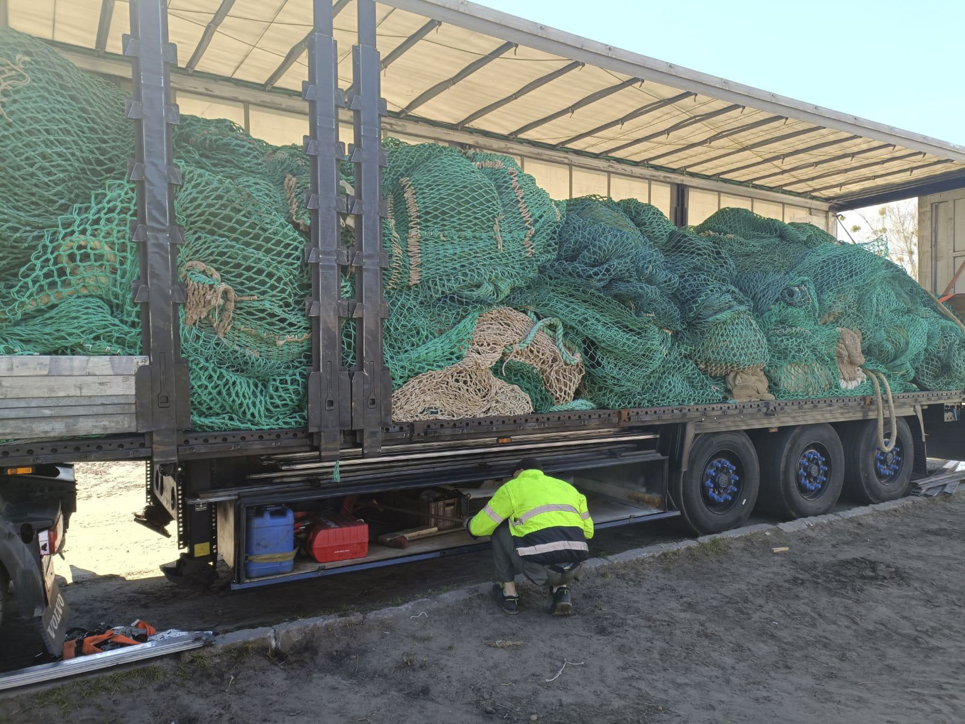 De gamla fisknäten från Sverige skickas med lastbilar, där en lastbil kan fyllas med 10–20 ton nät. Väl på plats i Ukraina skyddar de mot ryska drönare. Foto: Operation Change