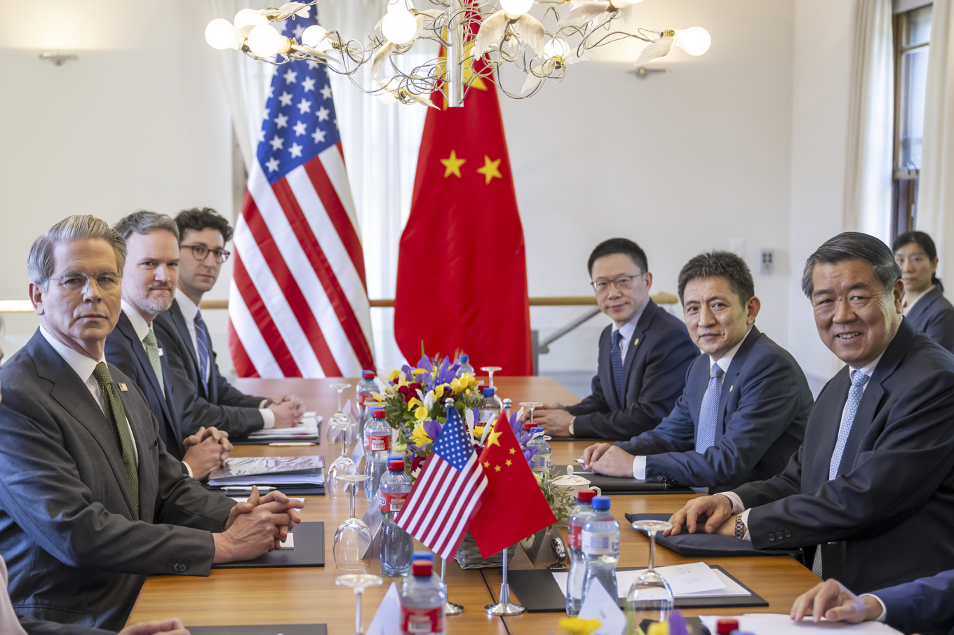 USA:s finansminister Scott Bessent (vänster) och Kinas vice premiärminister He Lifeng (höger) i samband med ländernas bilaterala möte i Genève i maj. Foto: Martial Trezzini/AP/TT