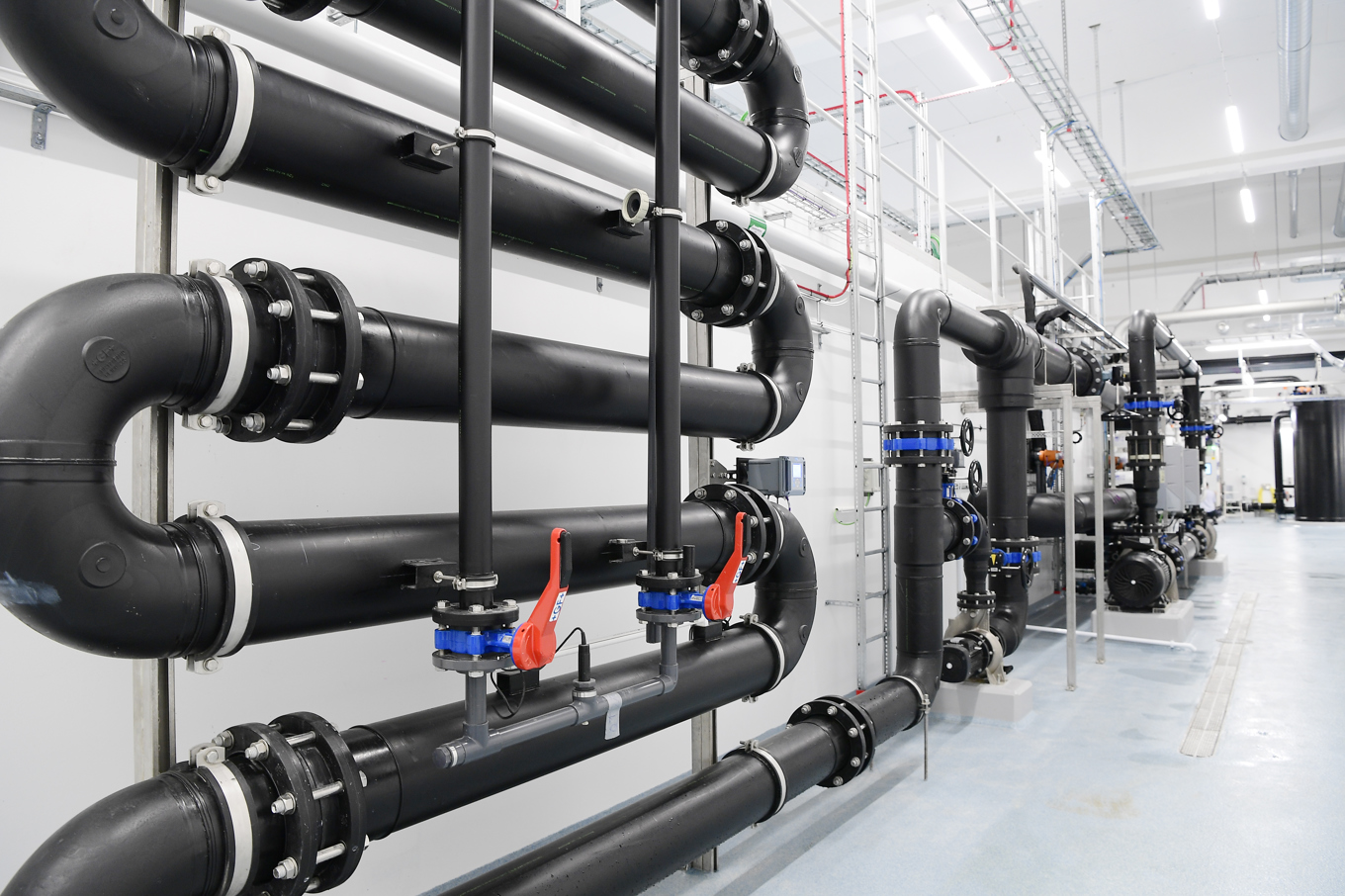 Säkerhetsbrister upptäcktes på flera av landets vattenverk i Livsmedelsverkets kontroll. I ett fall stod färgburkar och kemikalier exempelvis för nära luckan som går till vattnet enligt kommunens avvikelserapport. Foto: Mikael Fritzon/TT